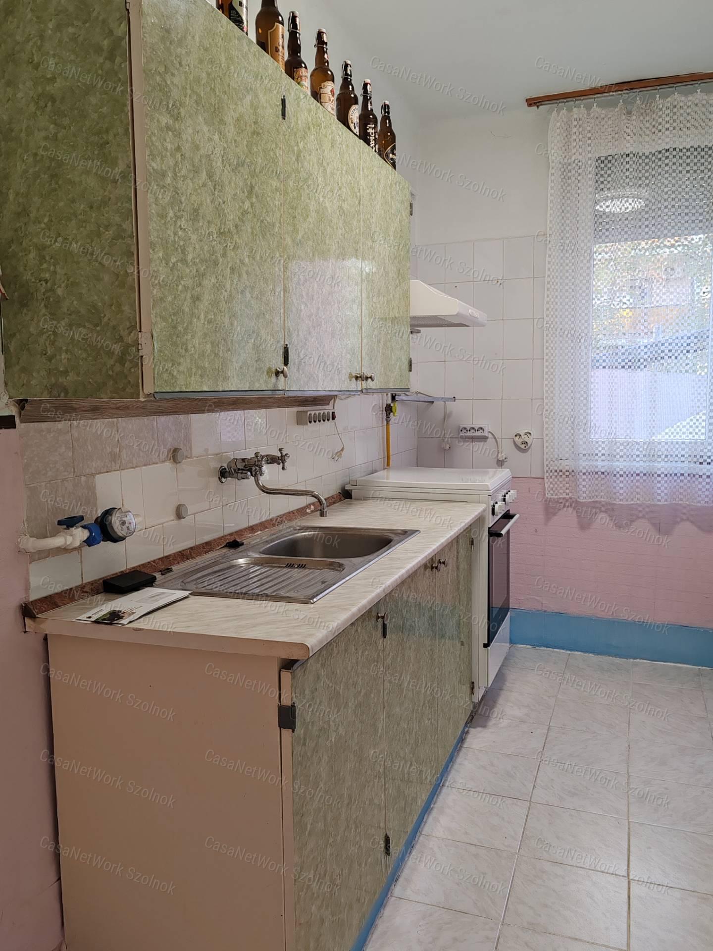 Eladó Szolnok belvárosában egy 1+félszobás földszinti lakás!