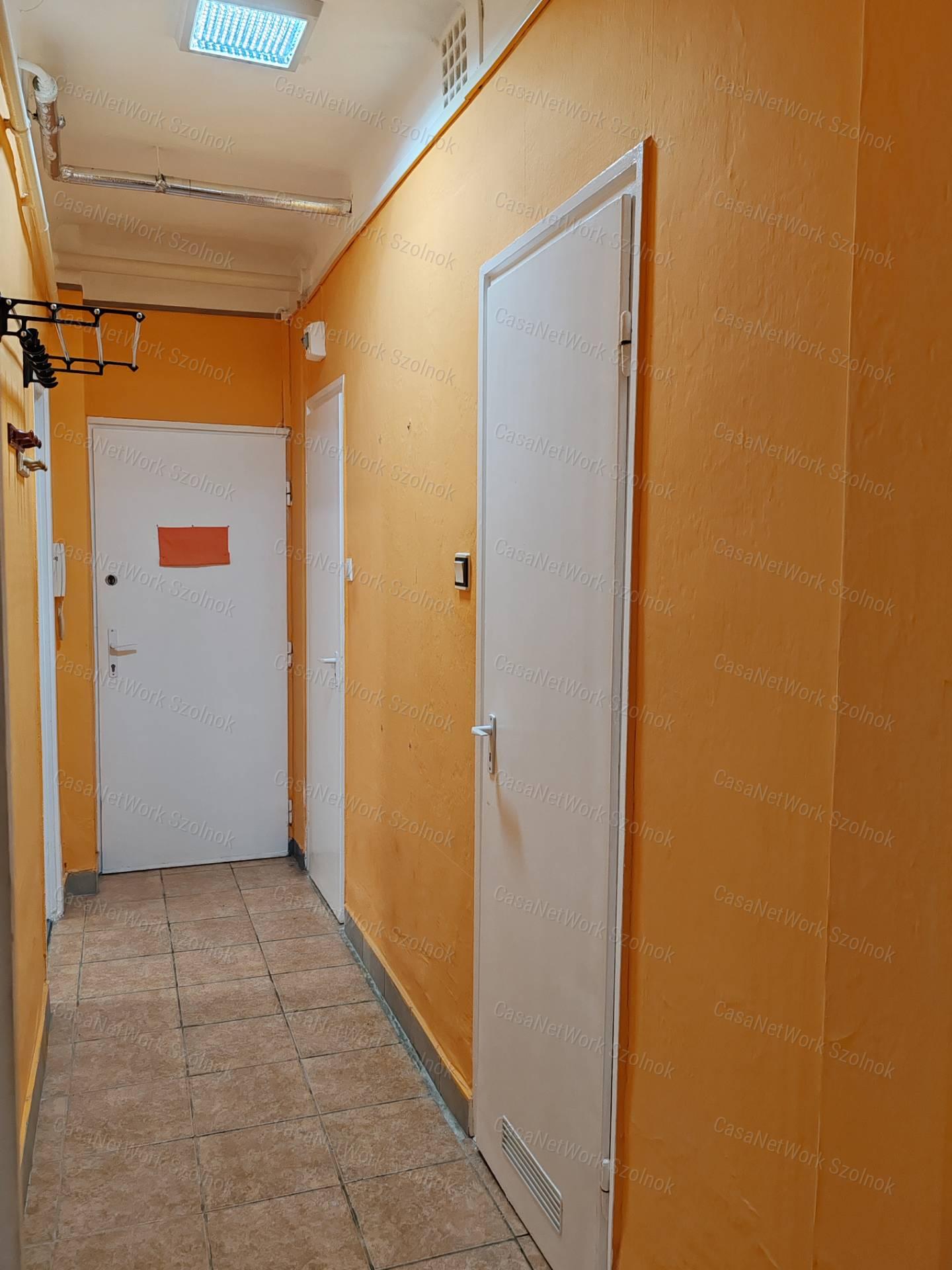Eladó Szolnok belvárosában egy 1+félszobás földszinti lakás!