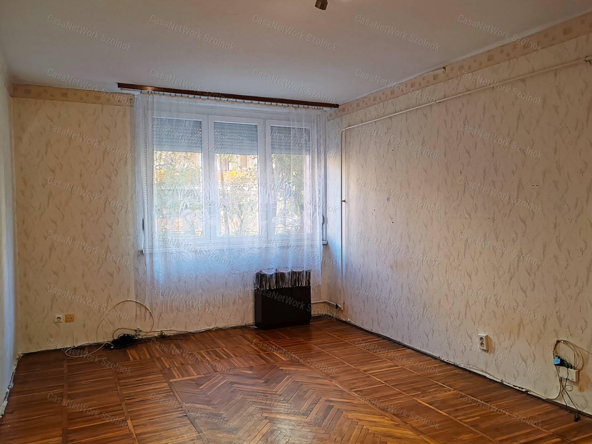 Eladó Szolnok belvárosában egy 1+félszobás földszinti lakás!