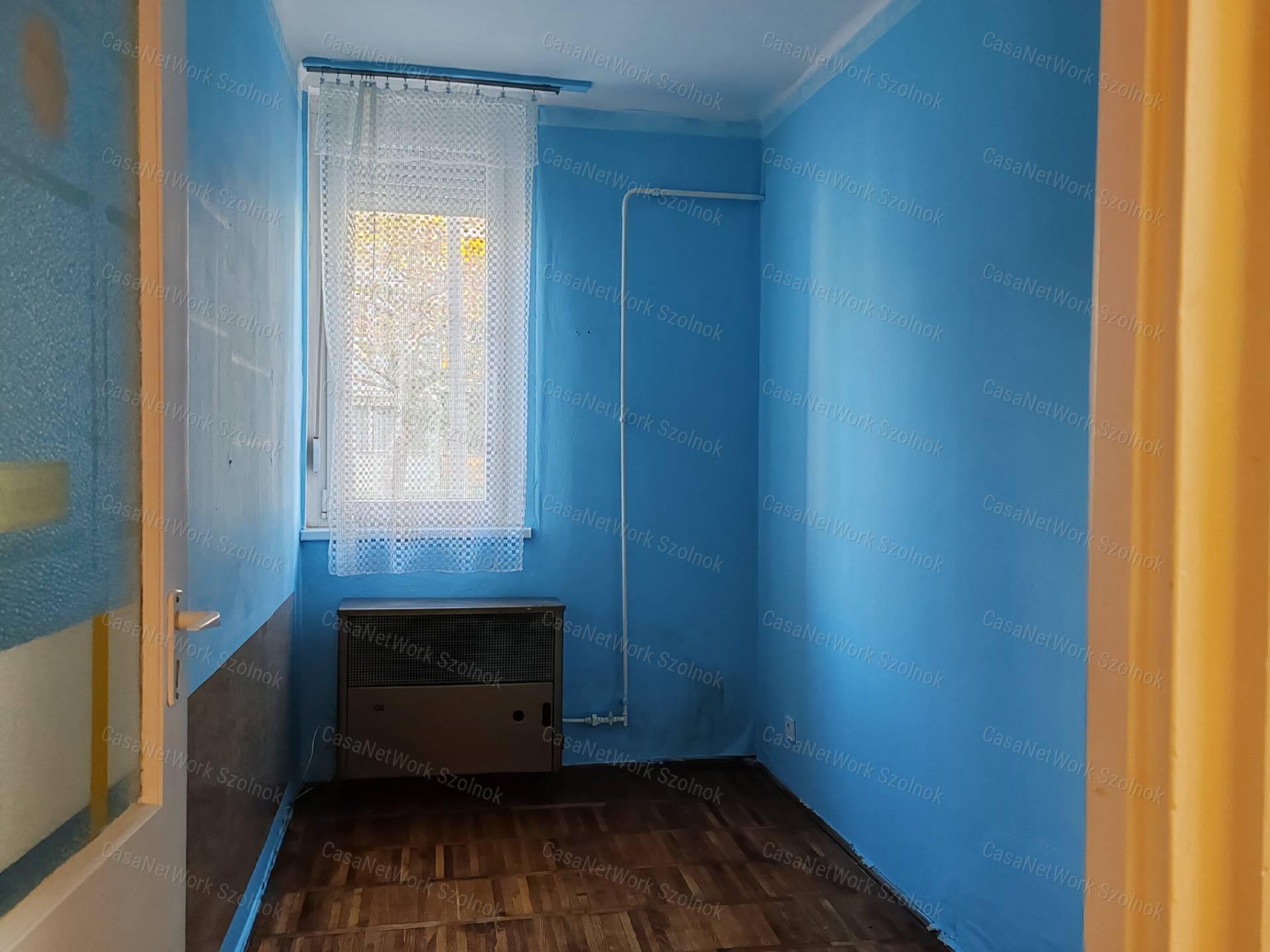 Eladó Szolnok belvárosában egy 1+félszobás földszinti lakás!