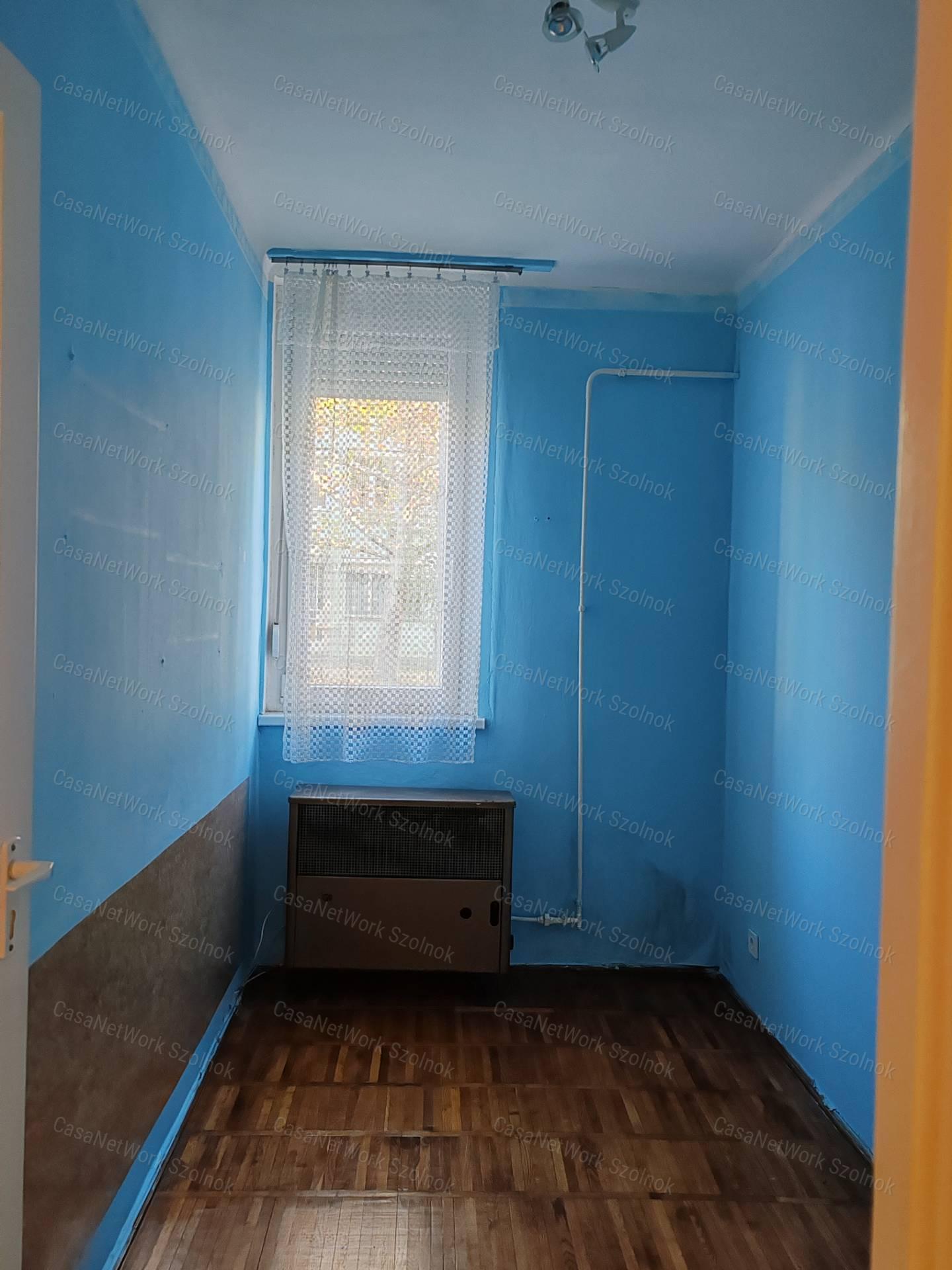 Eladó Szolnok belvárosában egy 1+félszobás földszinti lakás!