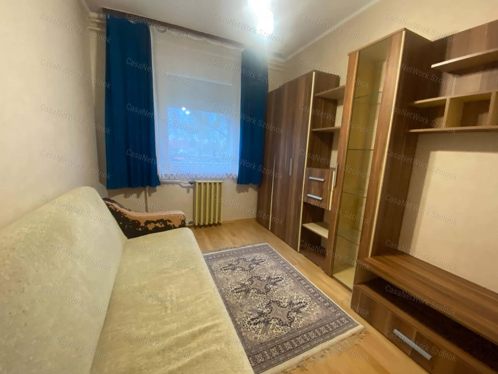 Szolnokon magasföldszinti 2 szobás lakás kiadó!