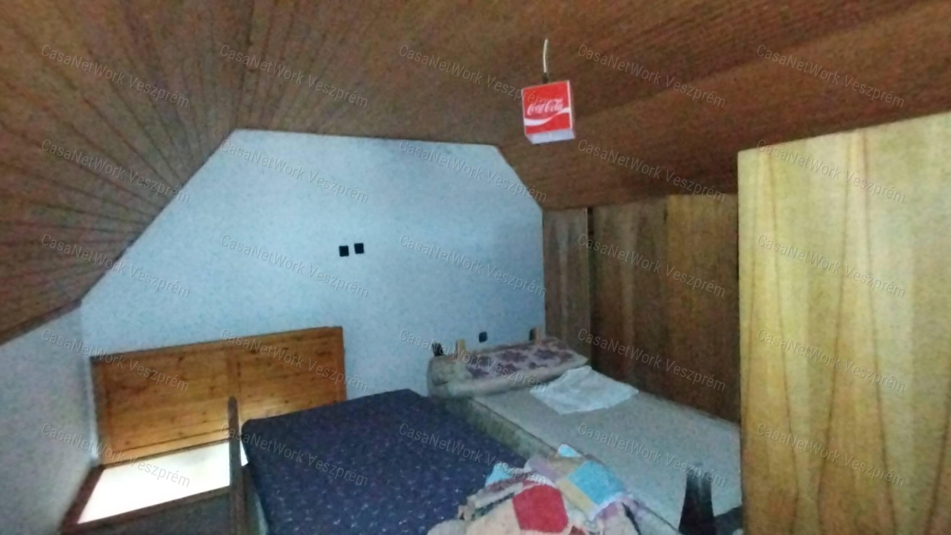 Eladó borospince körpanorámával,  szőlővel  Vászolyon!