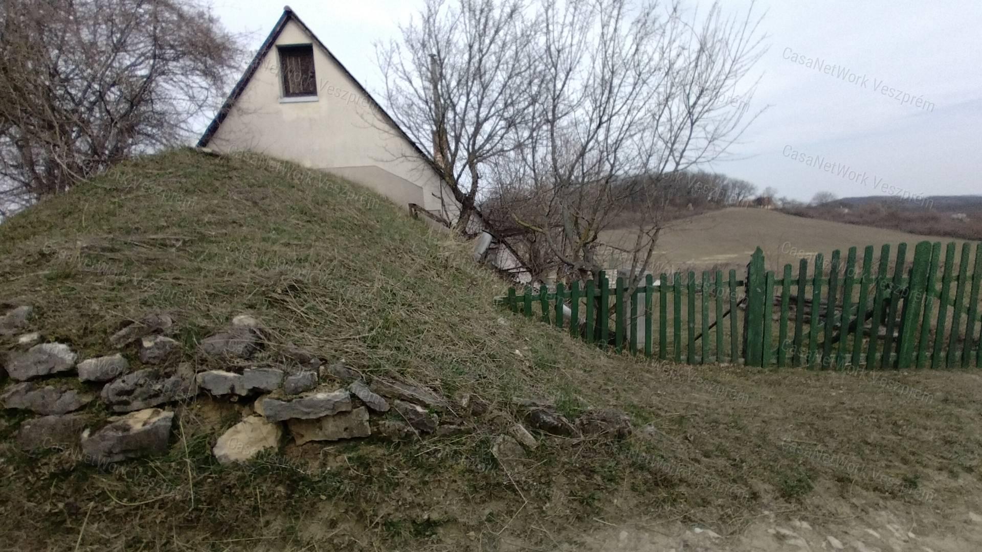 Eladó borospince körpanorámával,  szőlővel  Vászolyon!