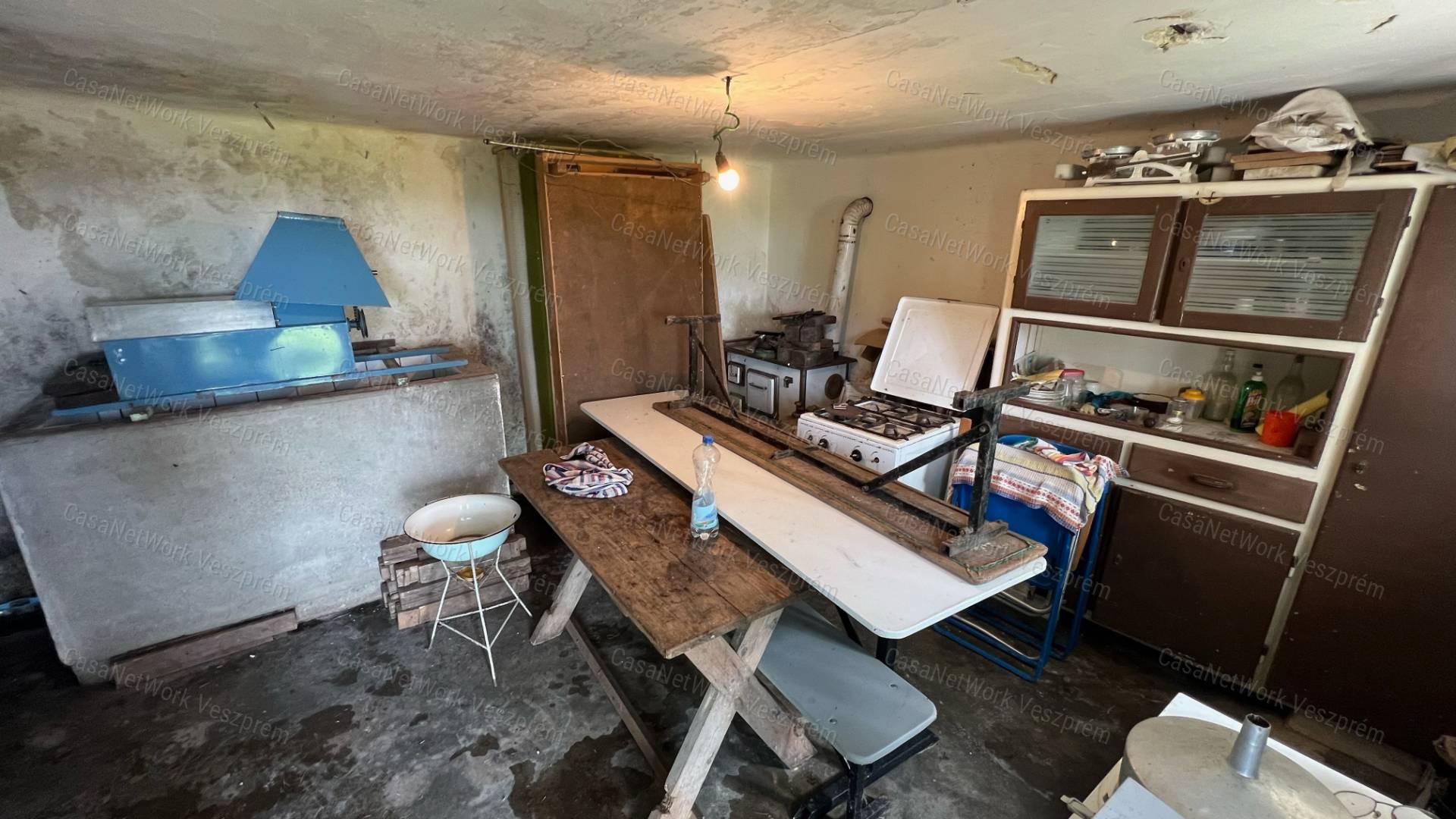 3245m2 zárkert gazdasági épülettel eladó Várpalotán