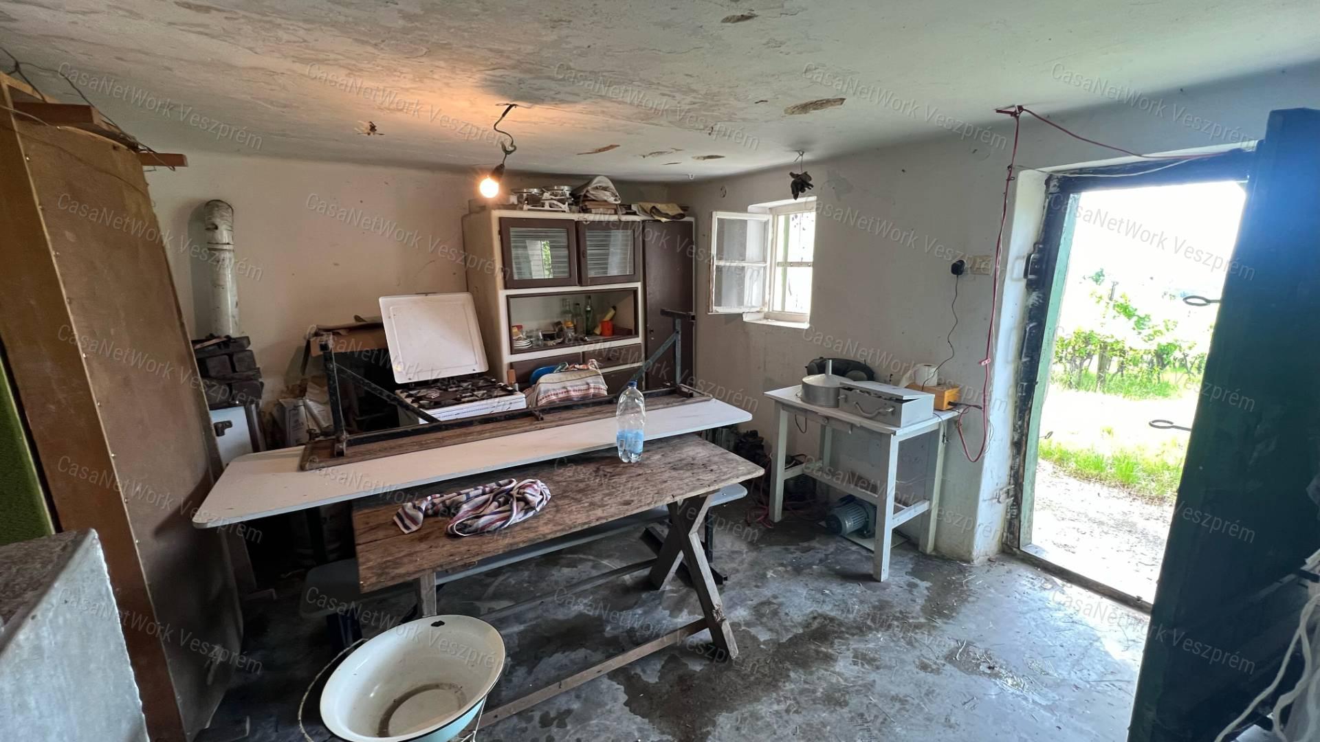 3245m2 zárkert gazdasági épülettel eladó Várpalotán