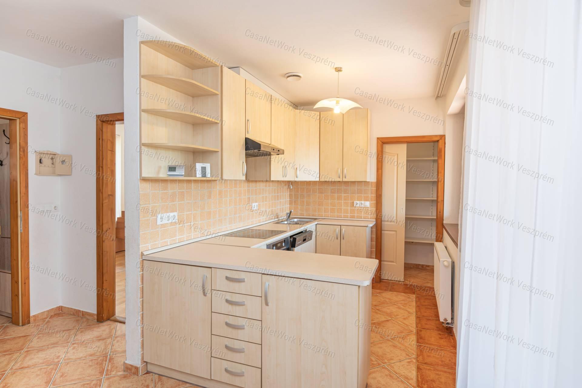 ELADÓ CSENDES, NYUGODT KÖRNYEZETBEN CSALÁDI HÁZ NEMESVÁMOSON