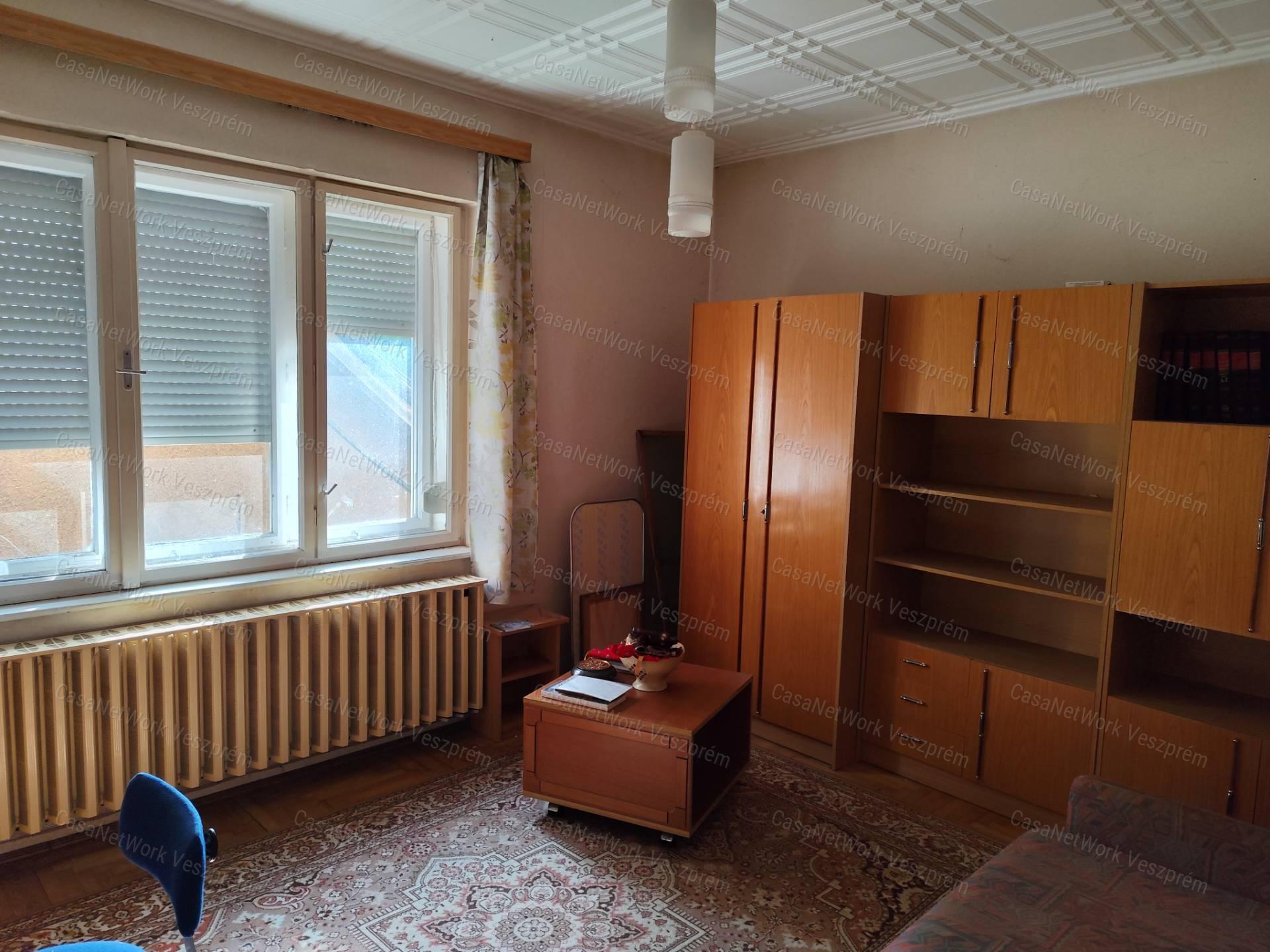 Eplényben felújítandó családi ház eladó!