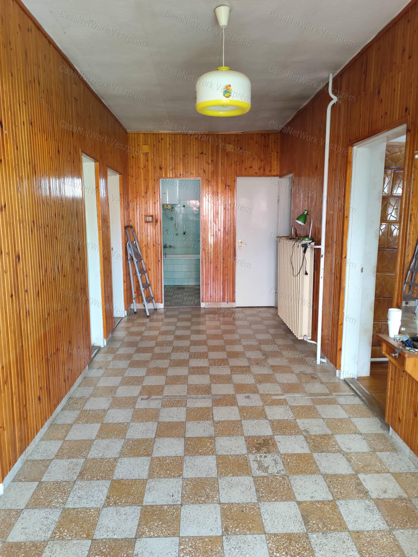 Eplényben felújítandó családi ház eladó!