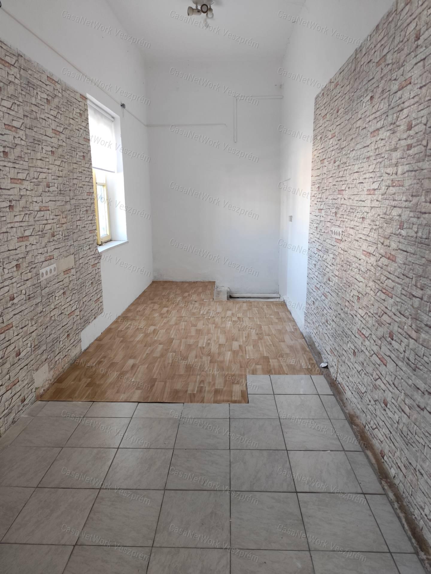 Veszprémi üzlethelyiség kiadó!