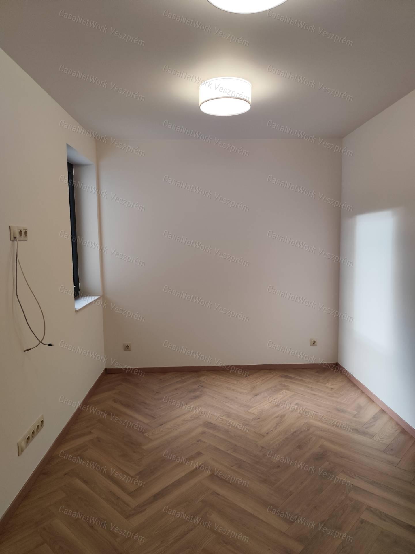 Új építésű három hálószobás lakás kiadó!