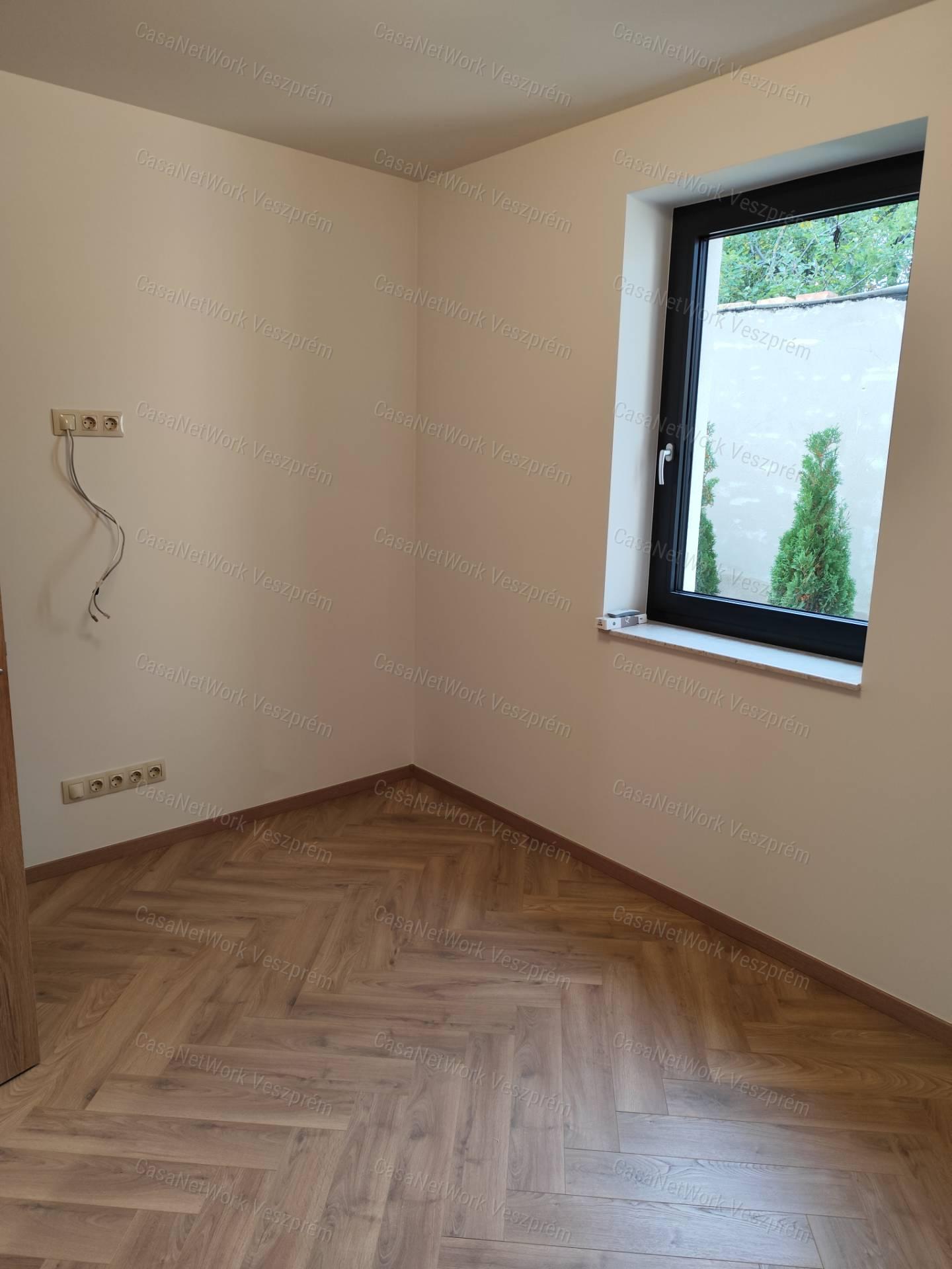 Új építésű három hálószobás lakás kiadó!