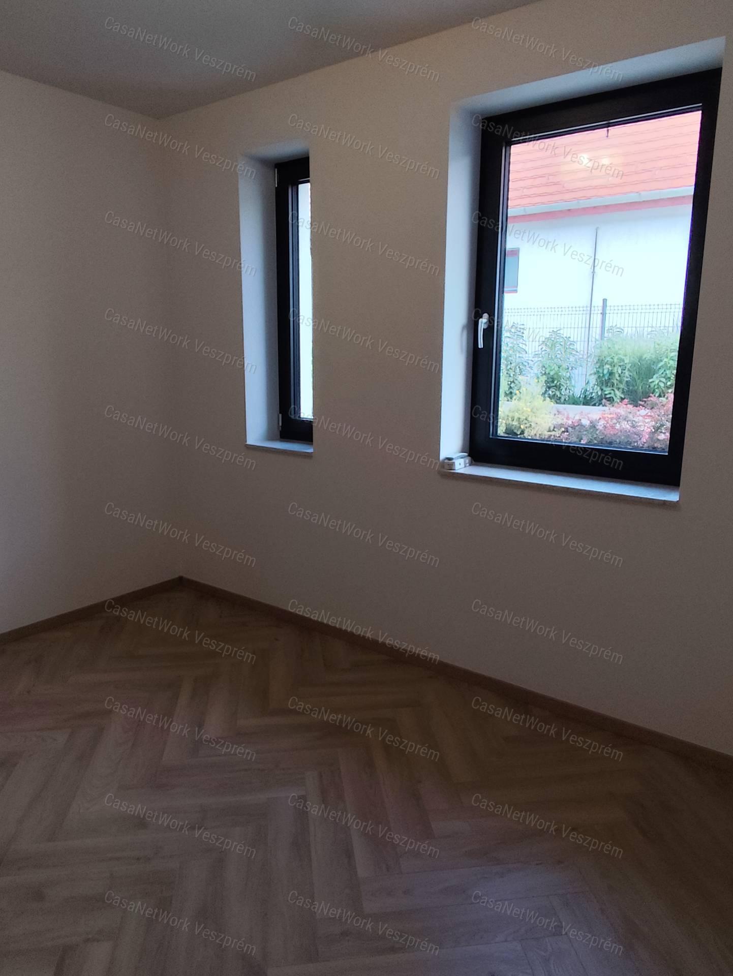 Új építésű három hálószobás lakás kiadó!