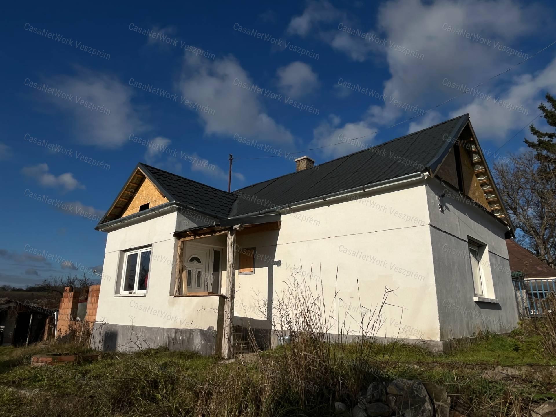 Művészi atmoszféra, vidéki idill – hangulatos otthon Vigántpetenden!