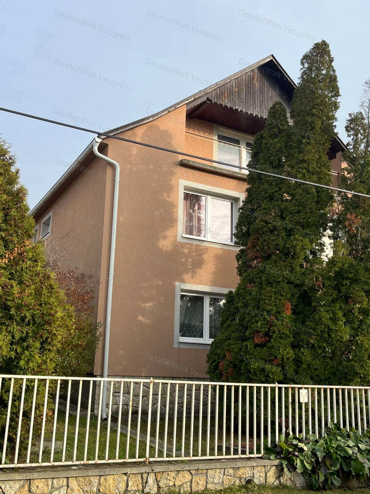 Prémium adottságú, panorámás családi ház Veszprémfajszon – frissen felújítva, beépíthető tetőtérrel