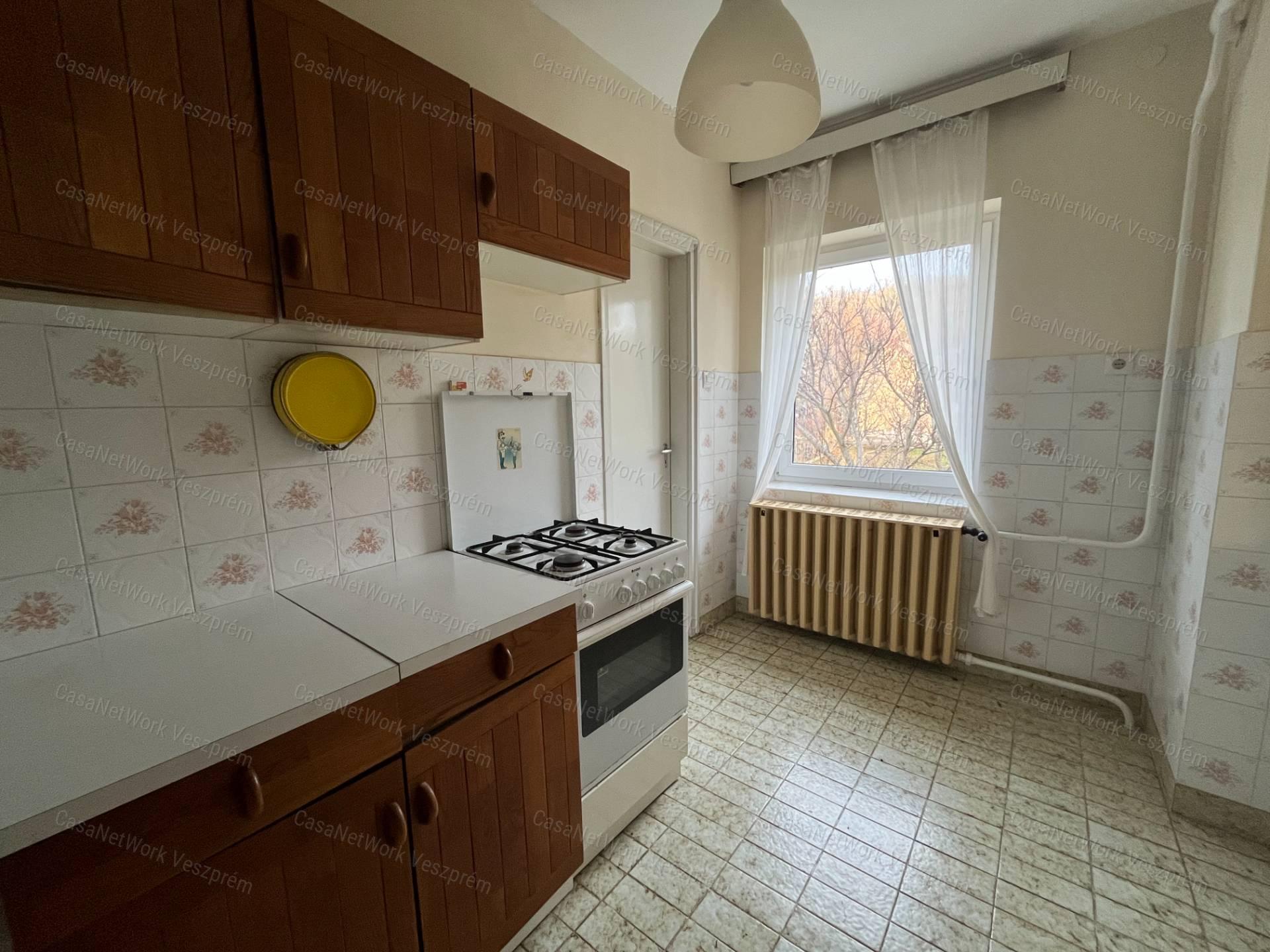 Prémium adottságú, panorámás családi ház Veszprémfajszon – frissen felújítva, beépíthető tetőtérrel