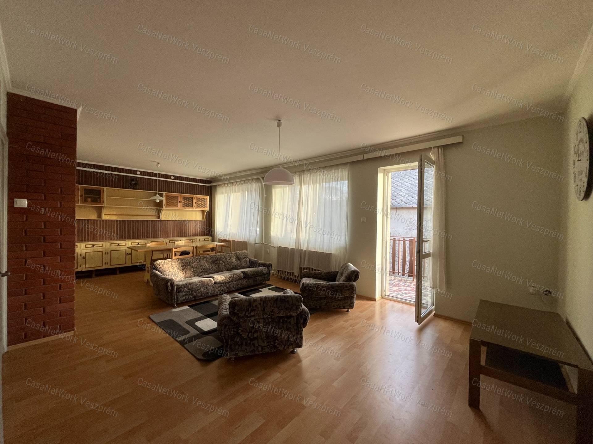 Prémium adottságú, panorámás családi ház Veszprémfajszon – frissen felújítva, beépíthető tetőtérrel