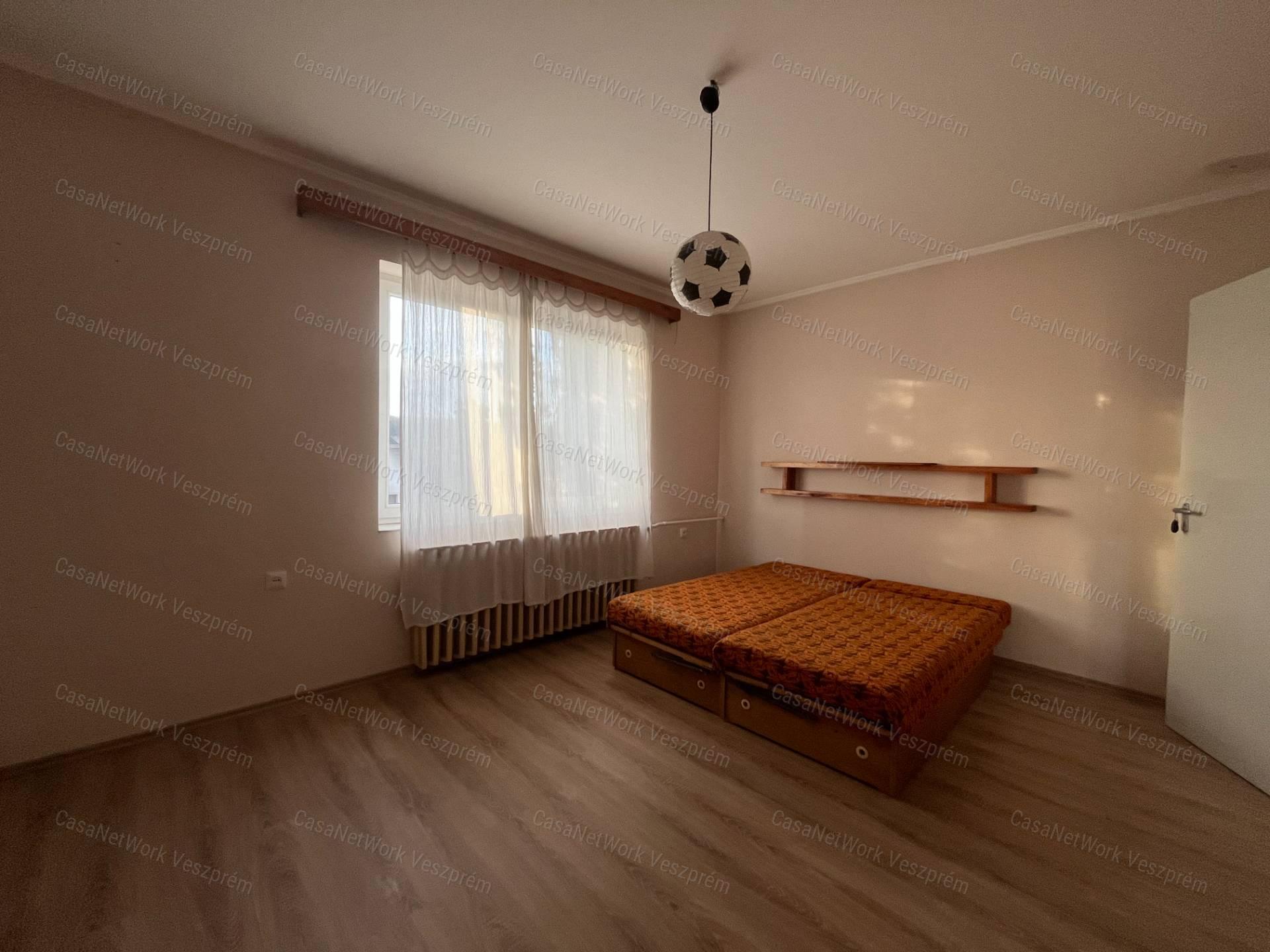 Prémium adottságú, panorámás családi ház Veszprémfajszon – frissen felújítva, beépíthető tetőtérrel