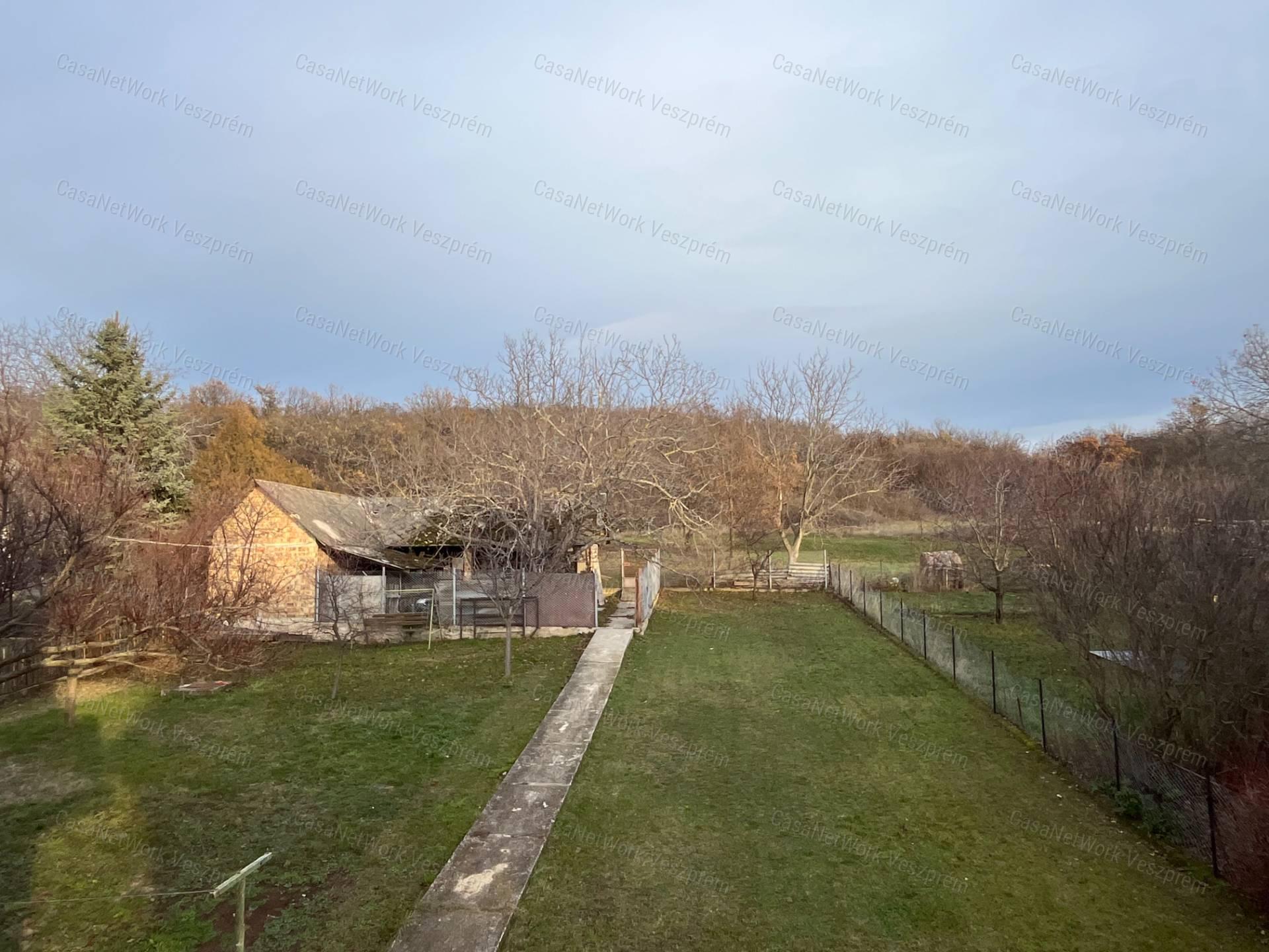 Prémium adottságú, panorámás családi ház Veszprémfajszon – frissen felújítva, beépíthető tetőtérrel