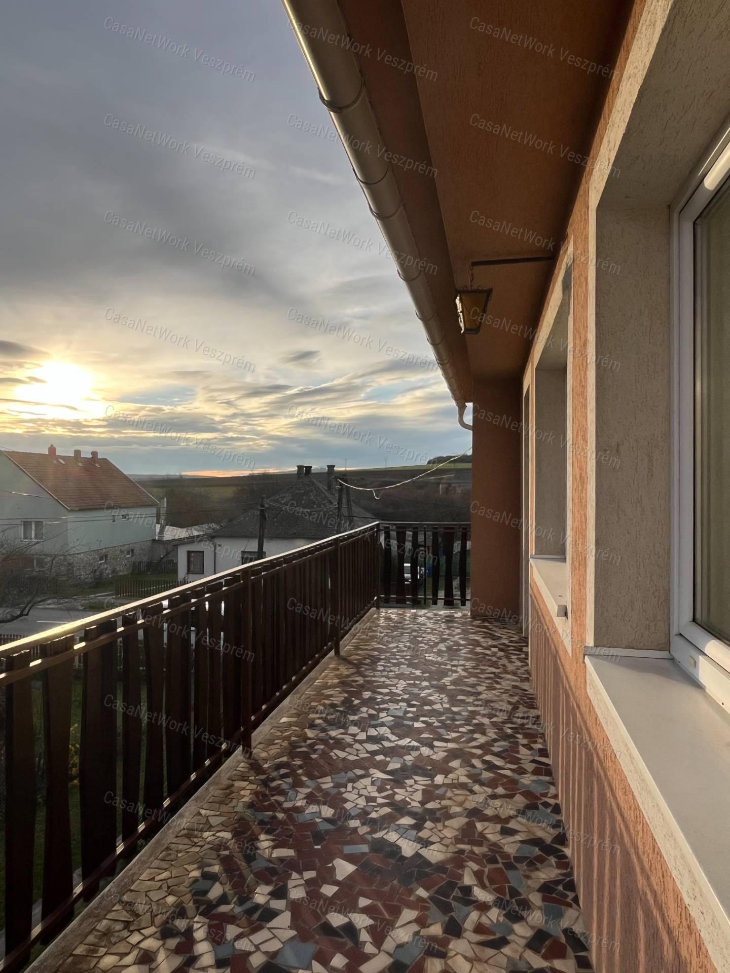 Prémium adottságú, panorámás családi ház Veszprémfajszon – frissen felújítva, beépíthető tetőtérrel