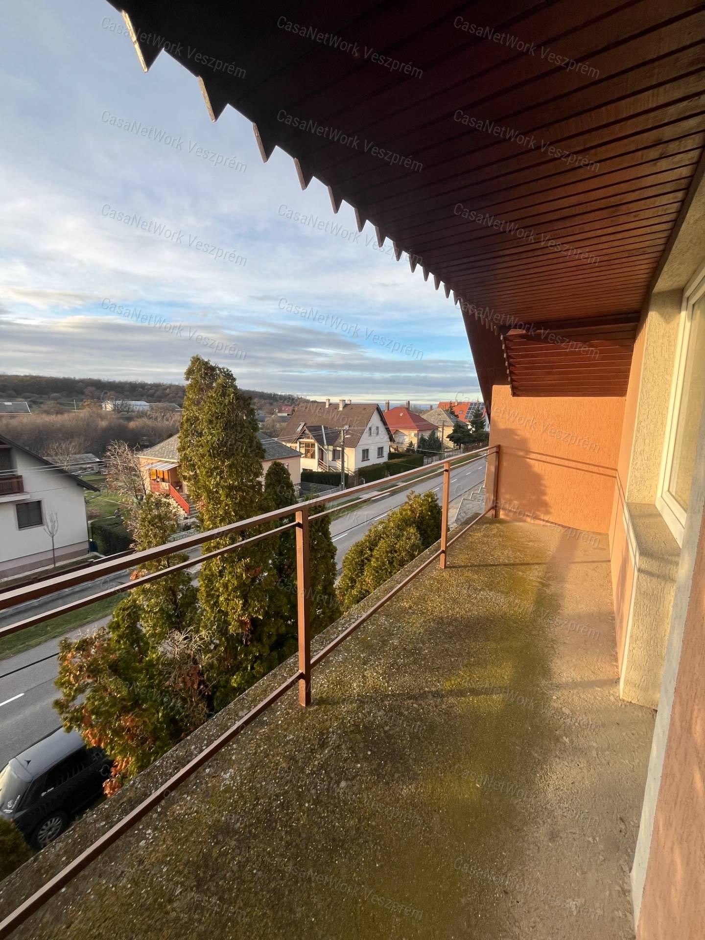 Prémium adottságú, panorámás családi ház Veszprémfajszon – frissen felújítva, beépíthető tetőtérrel