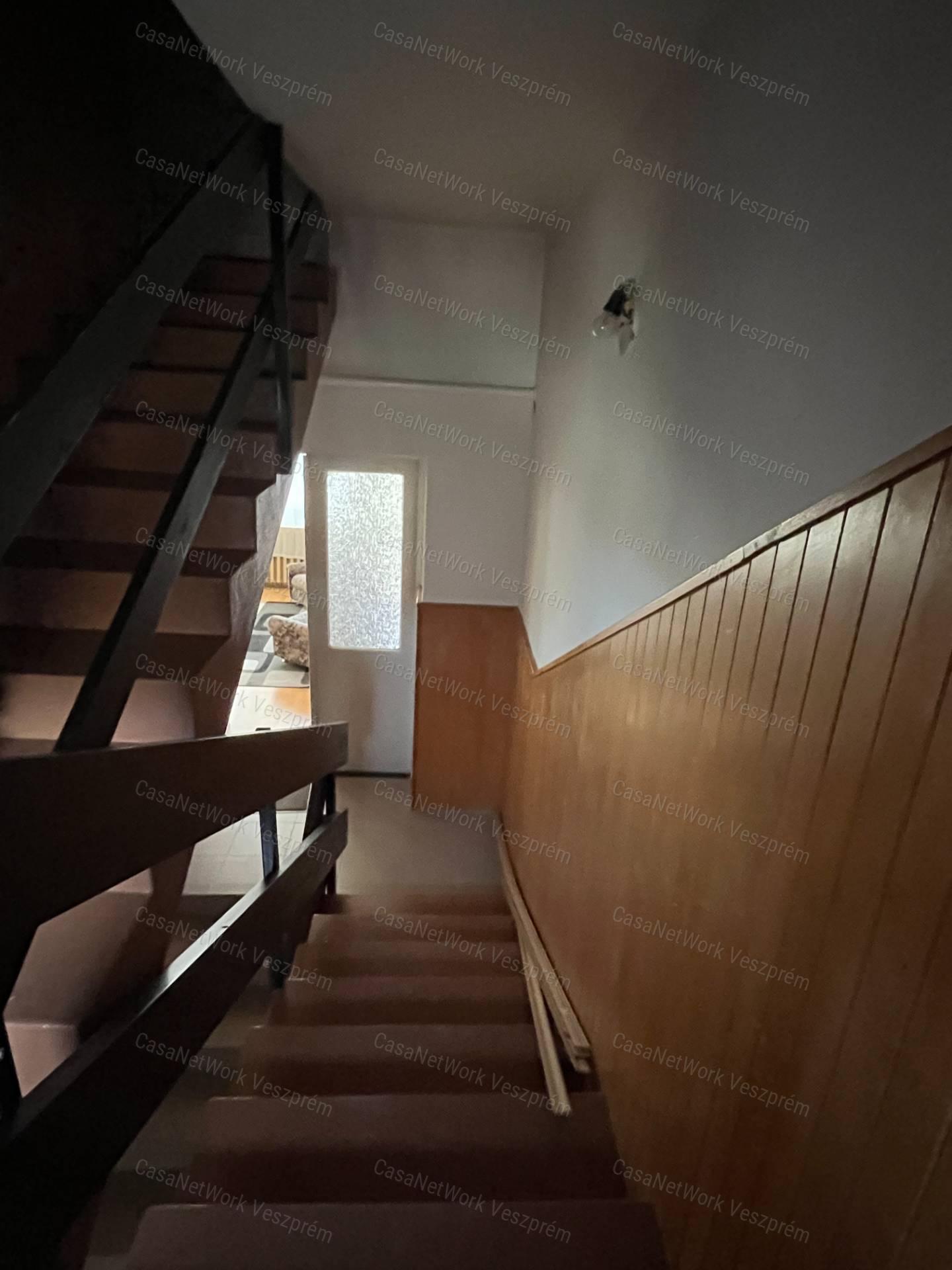 Prémium adottságú, panorámás családi ház Veszprémfajszon – frissen felújítva, beépíthető tetőtérrel