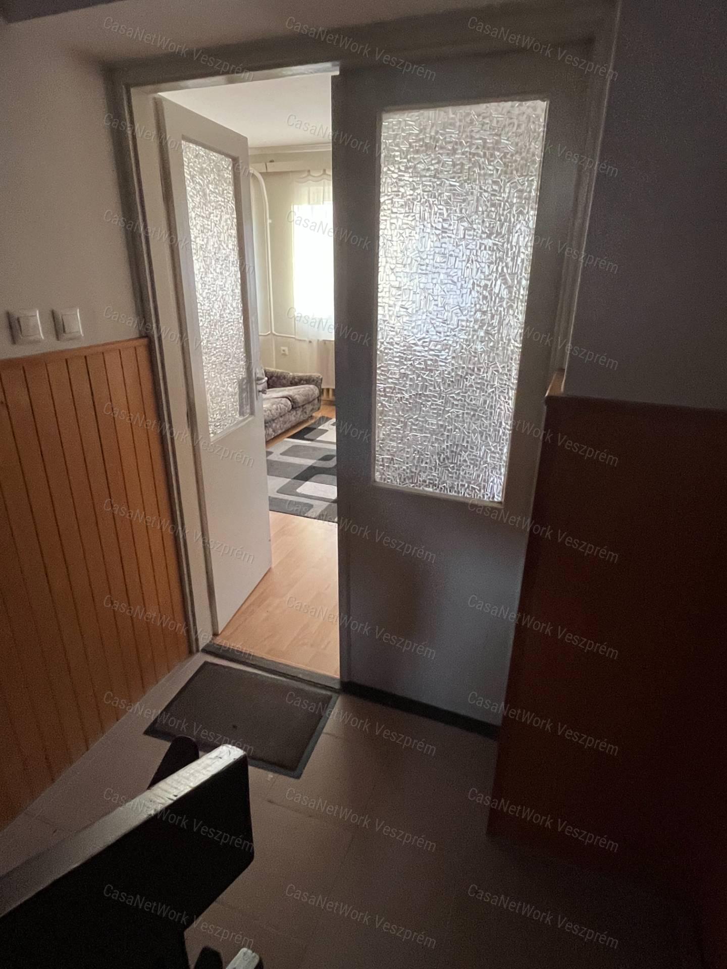 Prémium adottságú, panorámás családi ház Veszprémfajszon – frissen felújítva, beépíthető tetőtérrel