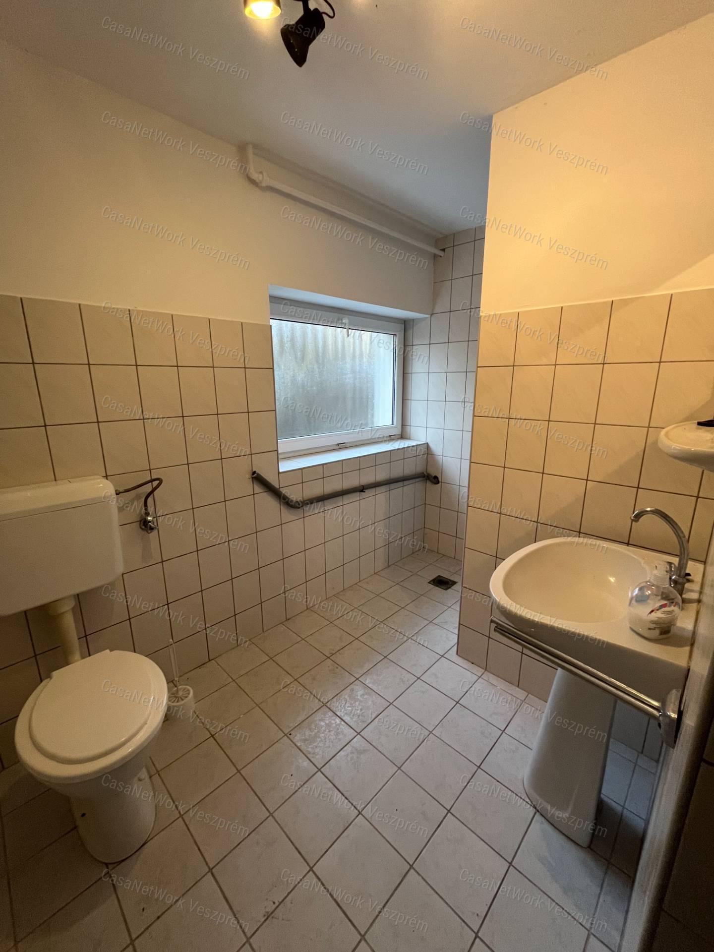 Prémium adottságú, panorámás családi ház Veszprémfajszon – frissen felújítva, beépíthető tetőtérrel