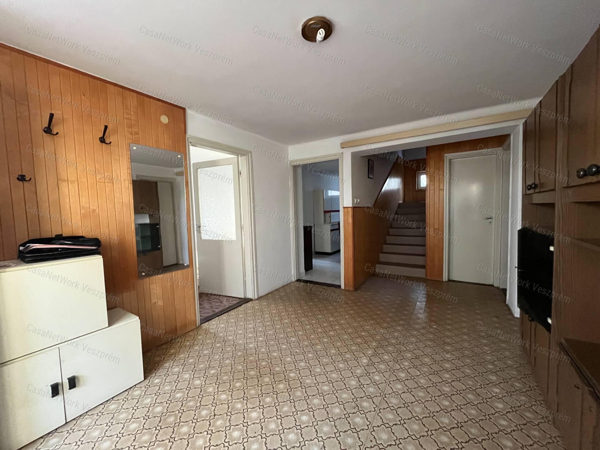 Prémium adottságú, panorámás családi ház Veszprémfajszon – frissen felújítva, beépíthető tetőtérrel
