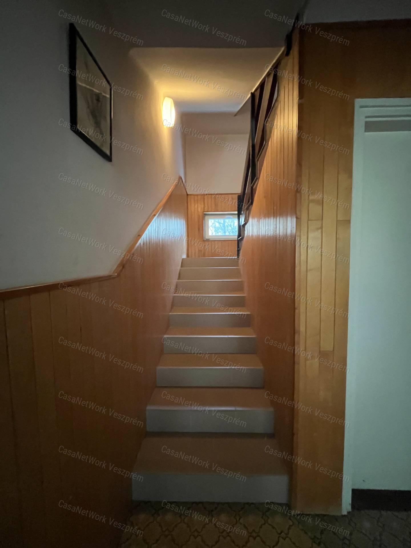 Prémium adottságú, panorámás családi ház Veszprémfajszon – frissen felújítva, beépíthető tetőtérrel