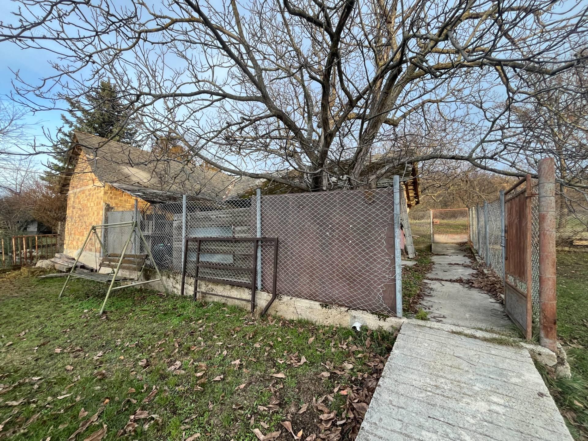 Prémium adottságú, panorámás családi ház Veszprémfajszon – frissen felújítva, beépíthető tetőtérrel