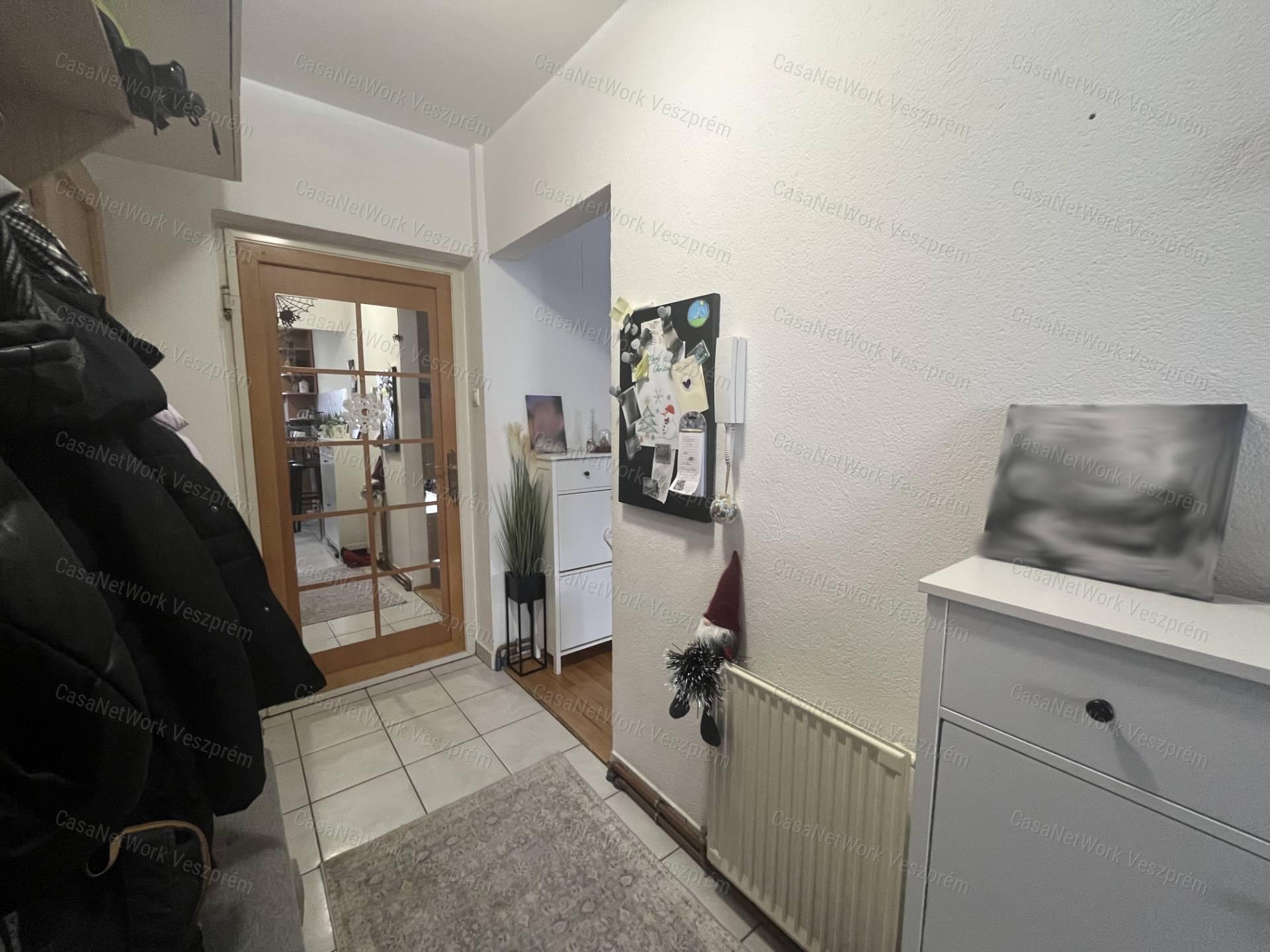 Eladó 64 m²-es földszinti lakás Veszprém, Cholnokyvárosban!