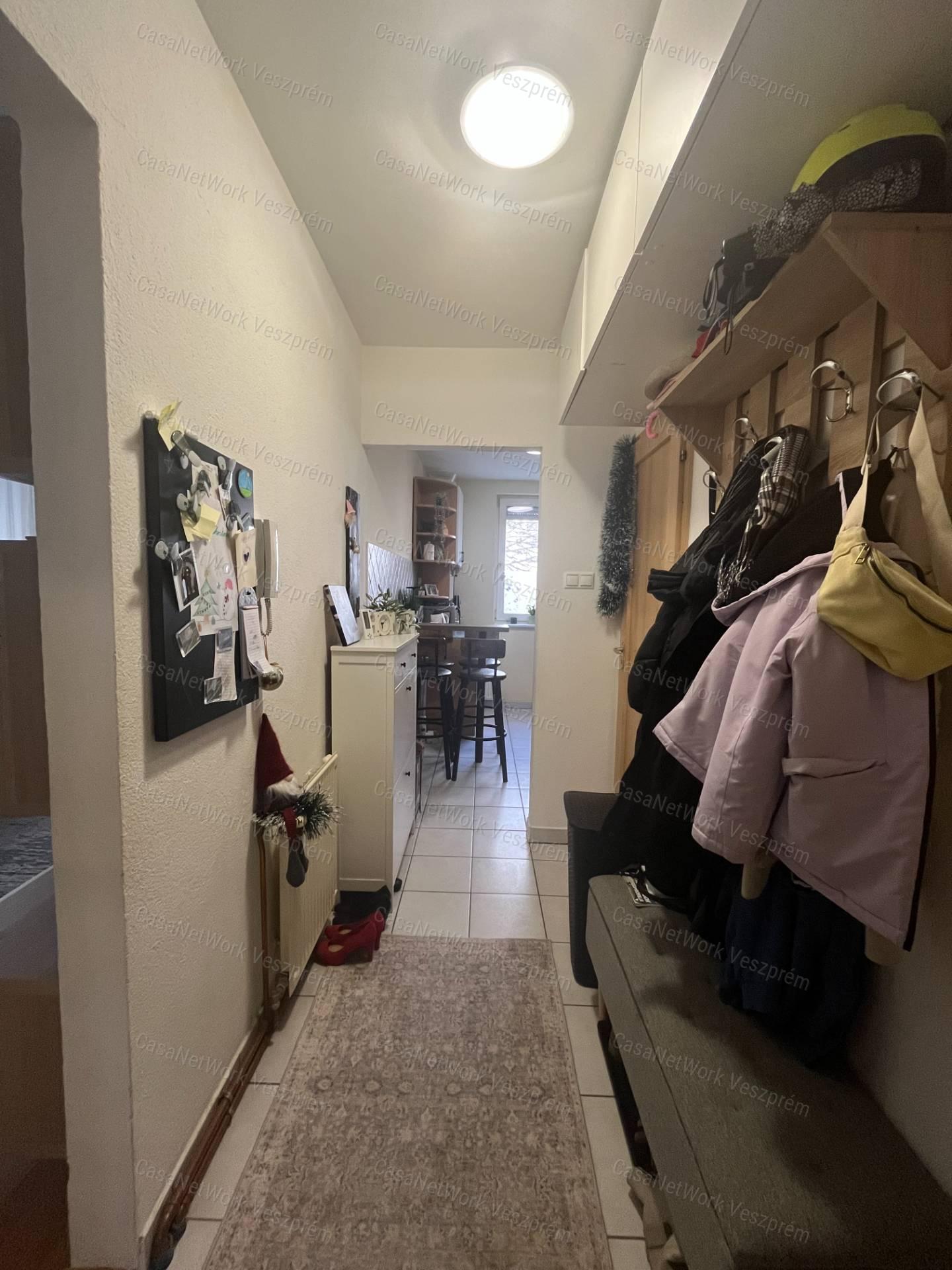 Eladó 64 m²-es földszinti lakás Veszprém, Cholnokyvárosban!