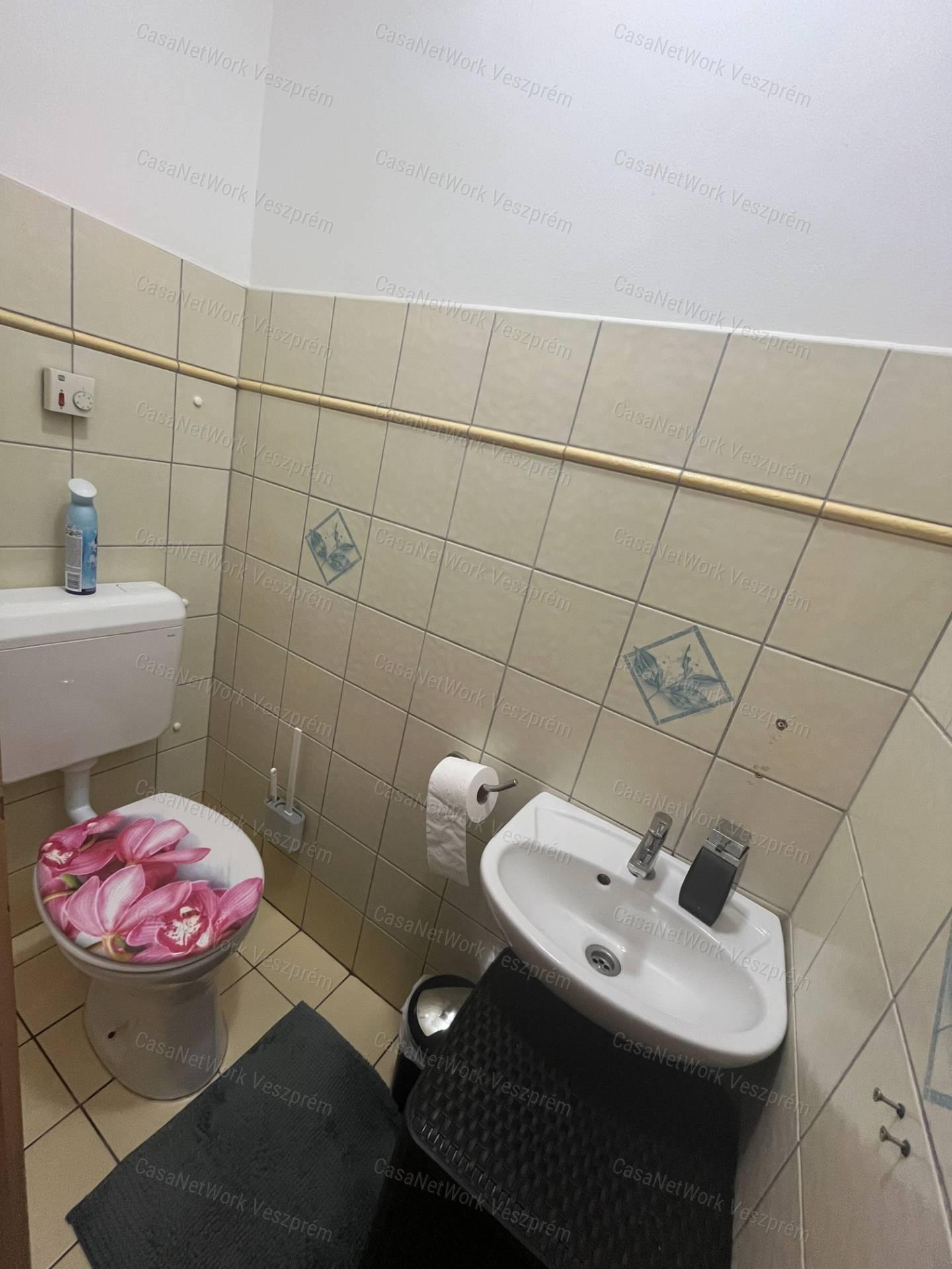 Eladó 64 m²-es földszinti lakás Veszprém, Cholnokyvárosban!