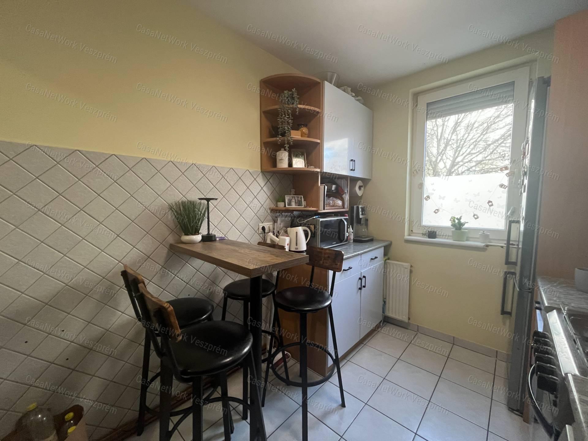 Eladó 64 m²-es földszinti lakás Veszprém, Cholnokyvárosban!