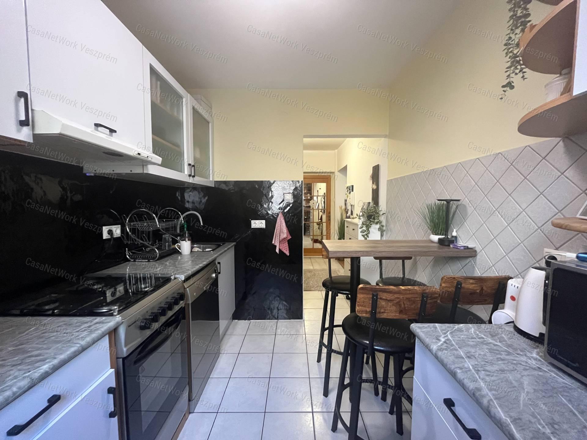 Eladó 64 m²-es földszinti lakás Veszprém, Cholnokyvárosban!