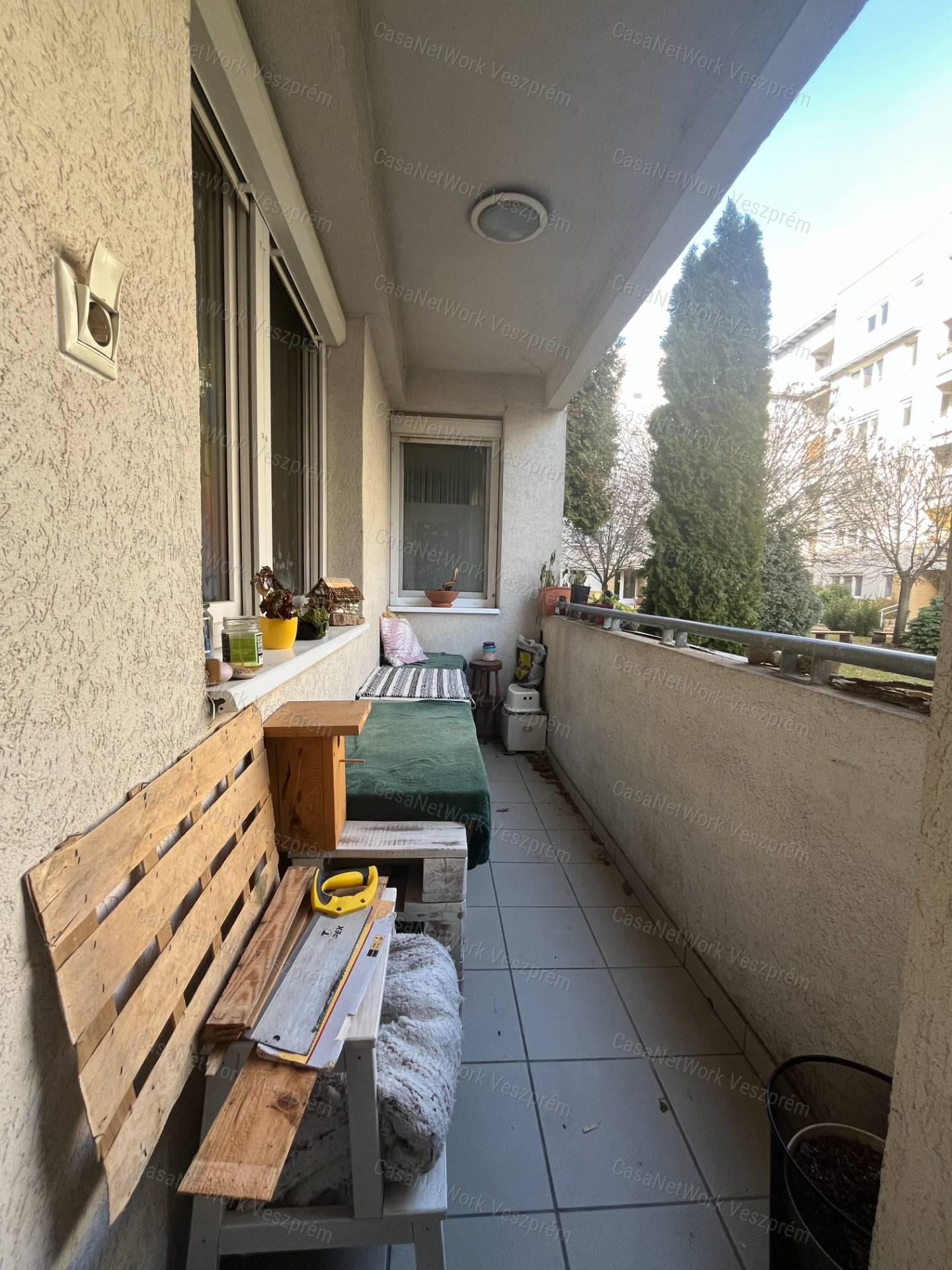 Eladó 64 m²-es földszinti lakás Veszprém, Cholnokyvárosban!