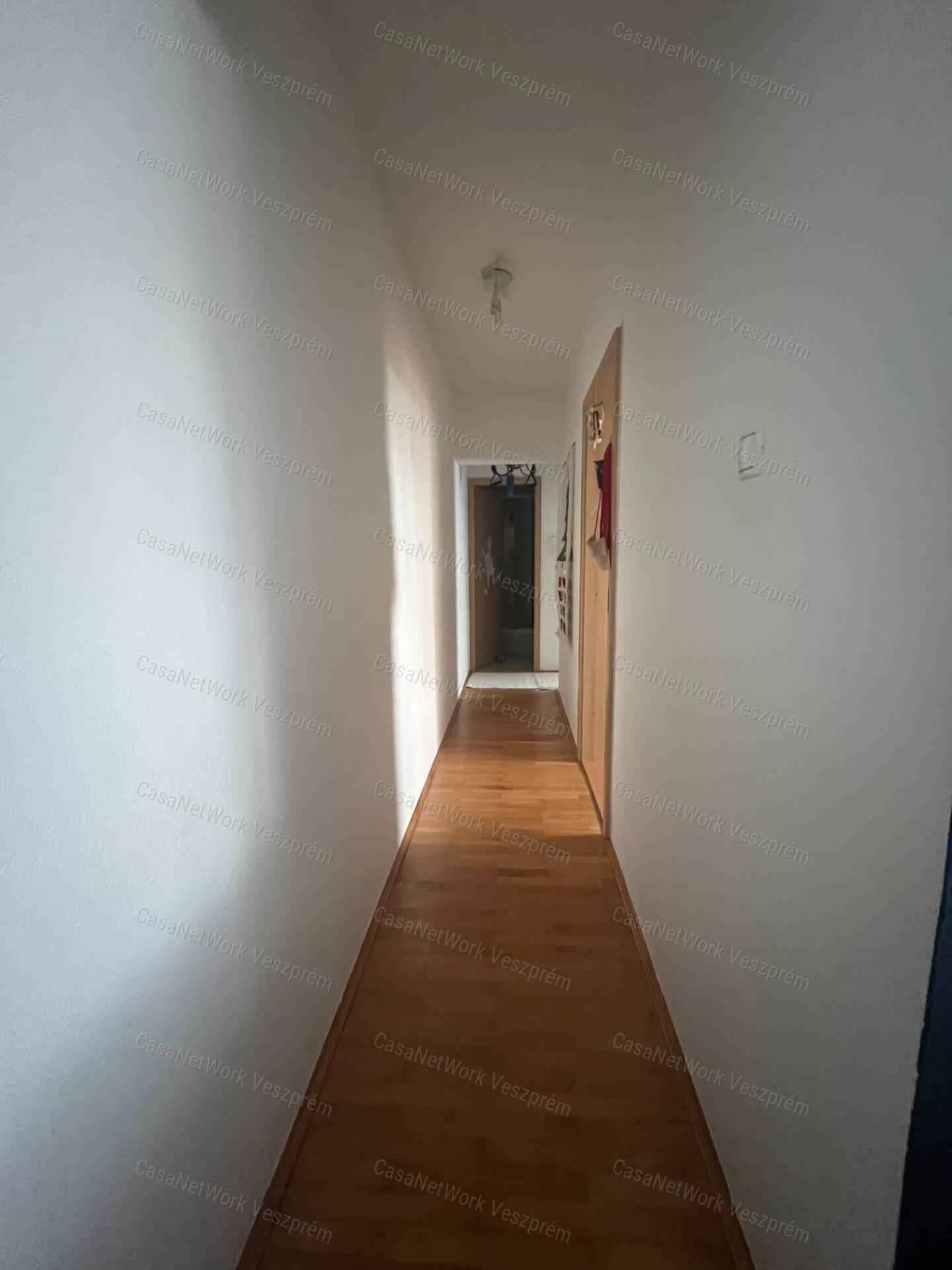 Eladó 64 m²-es földszinti lakás Veszprém, Cholnokyvárosban!
