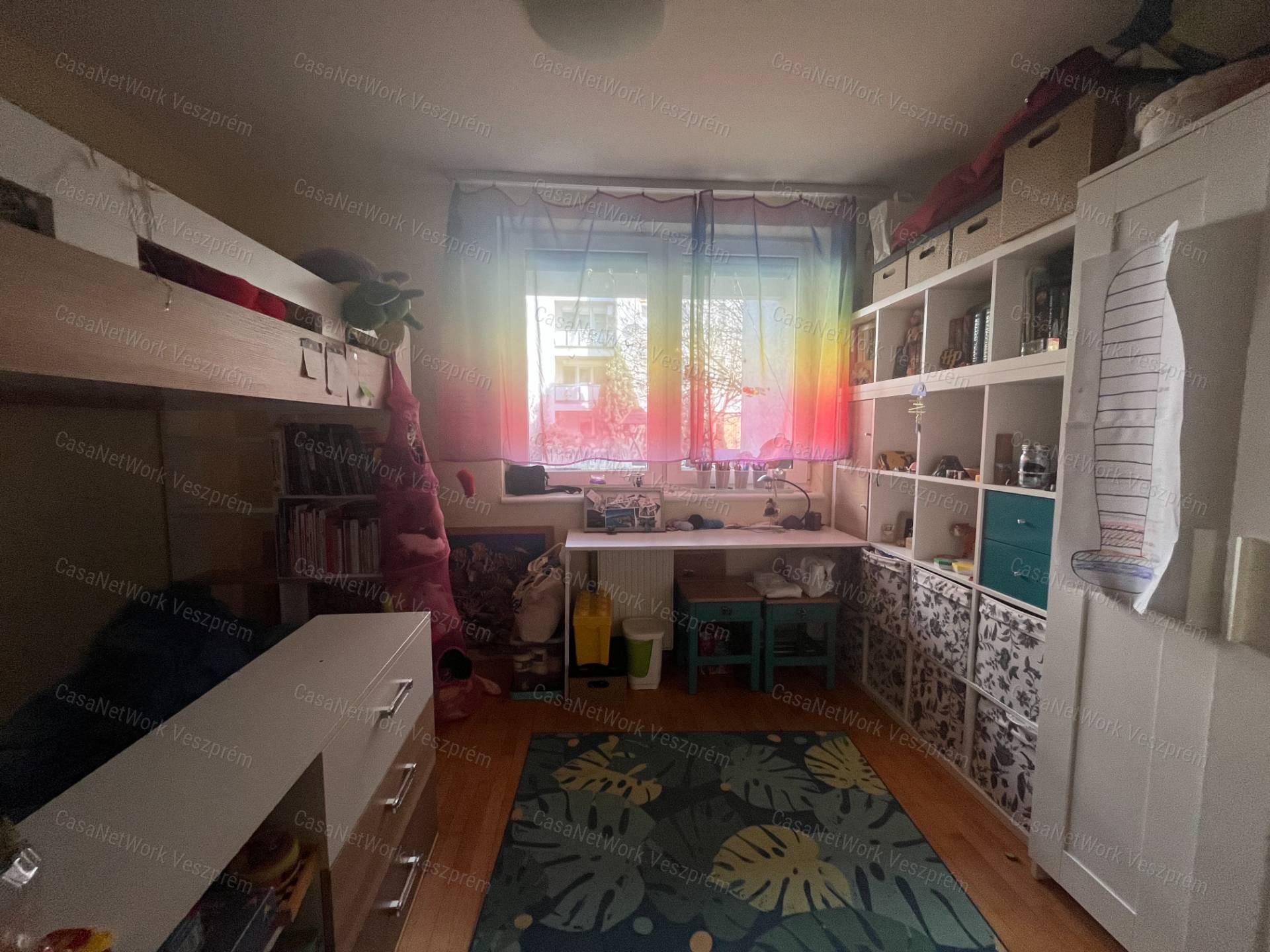Eladó 64 m²-es földszinti lakás Veszprém, Cholnokyvárosban!