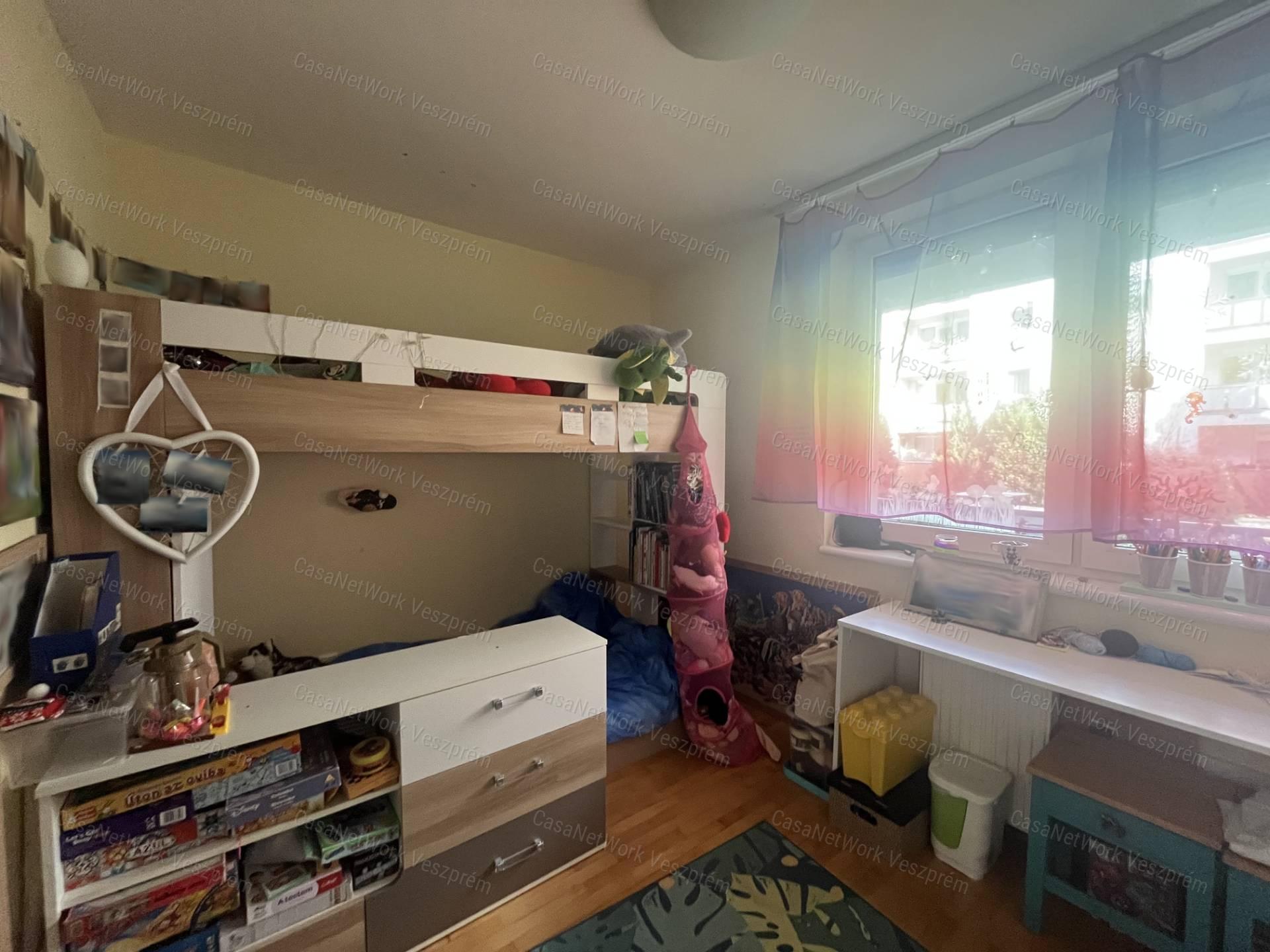 Eladó 64 m²-es földszinti lakás Veszprém, Cholnokyvárosban!