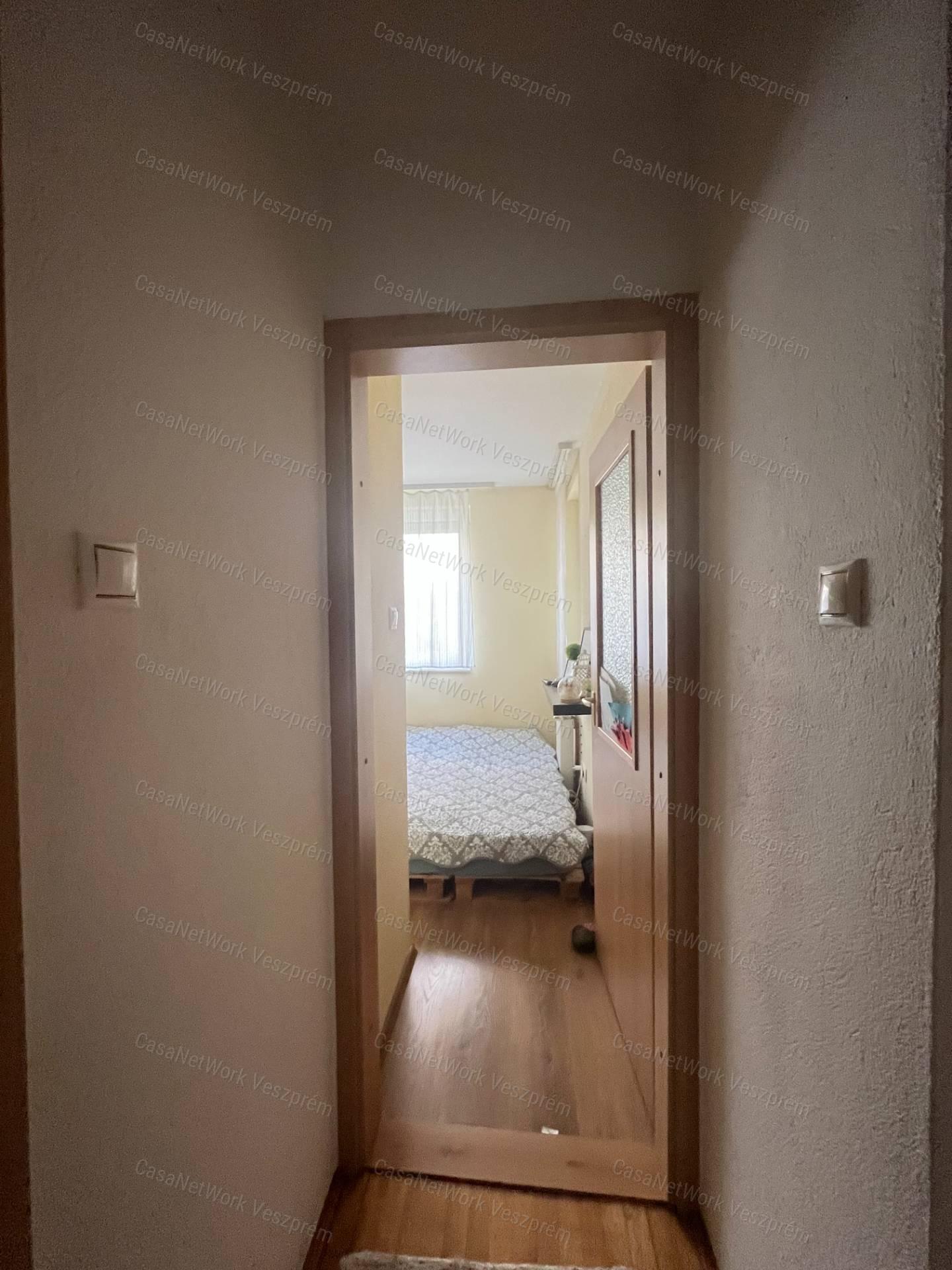Eladó 64 m²-es földszinti lakás Veszprém, Cholnokyvárosban!