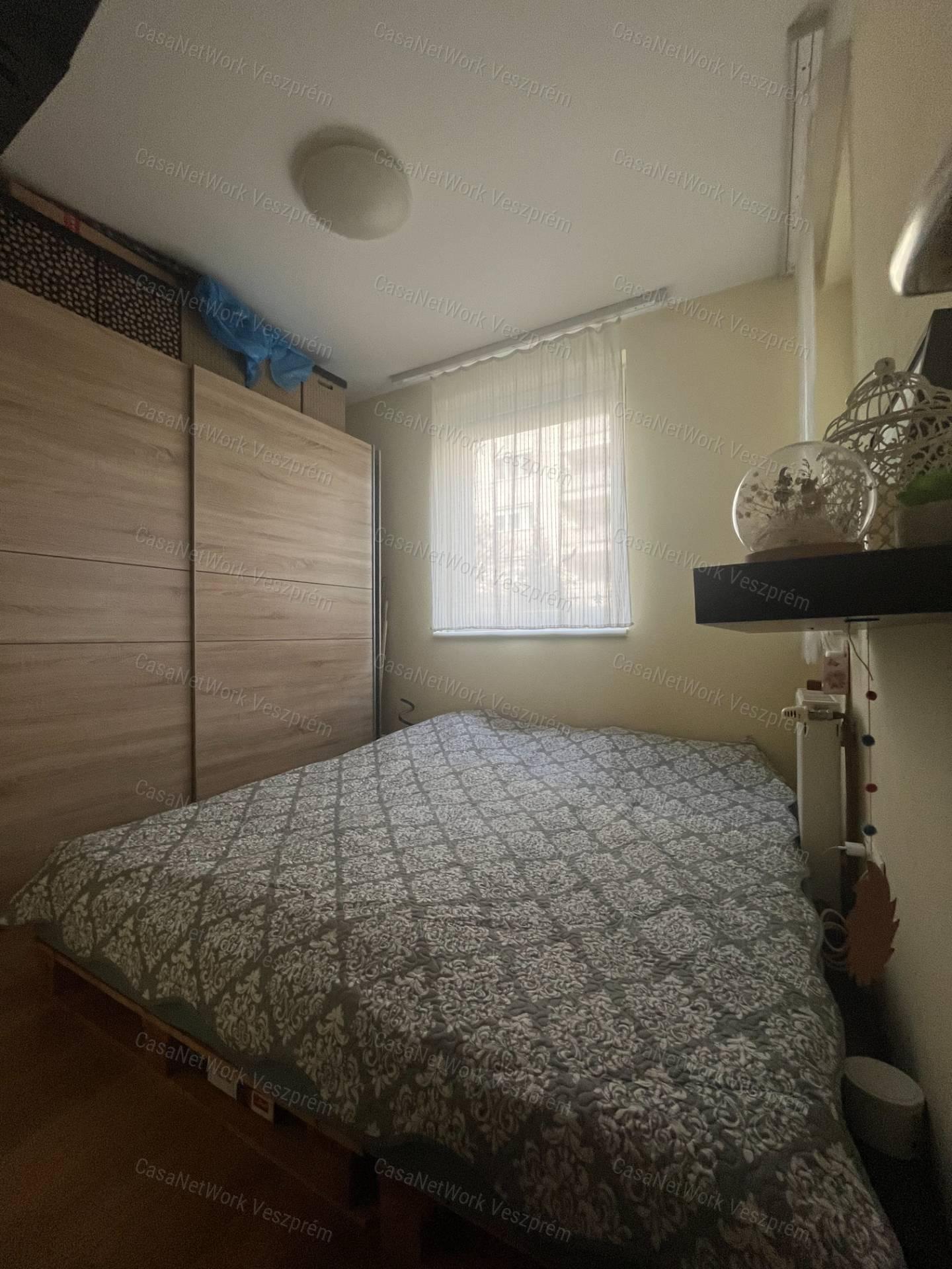 Eladó 64 m²-es földszinti lakás Veszprém, Cholnokyvárosban!