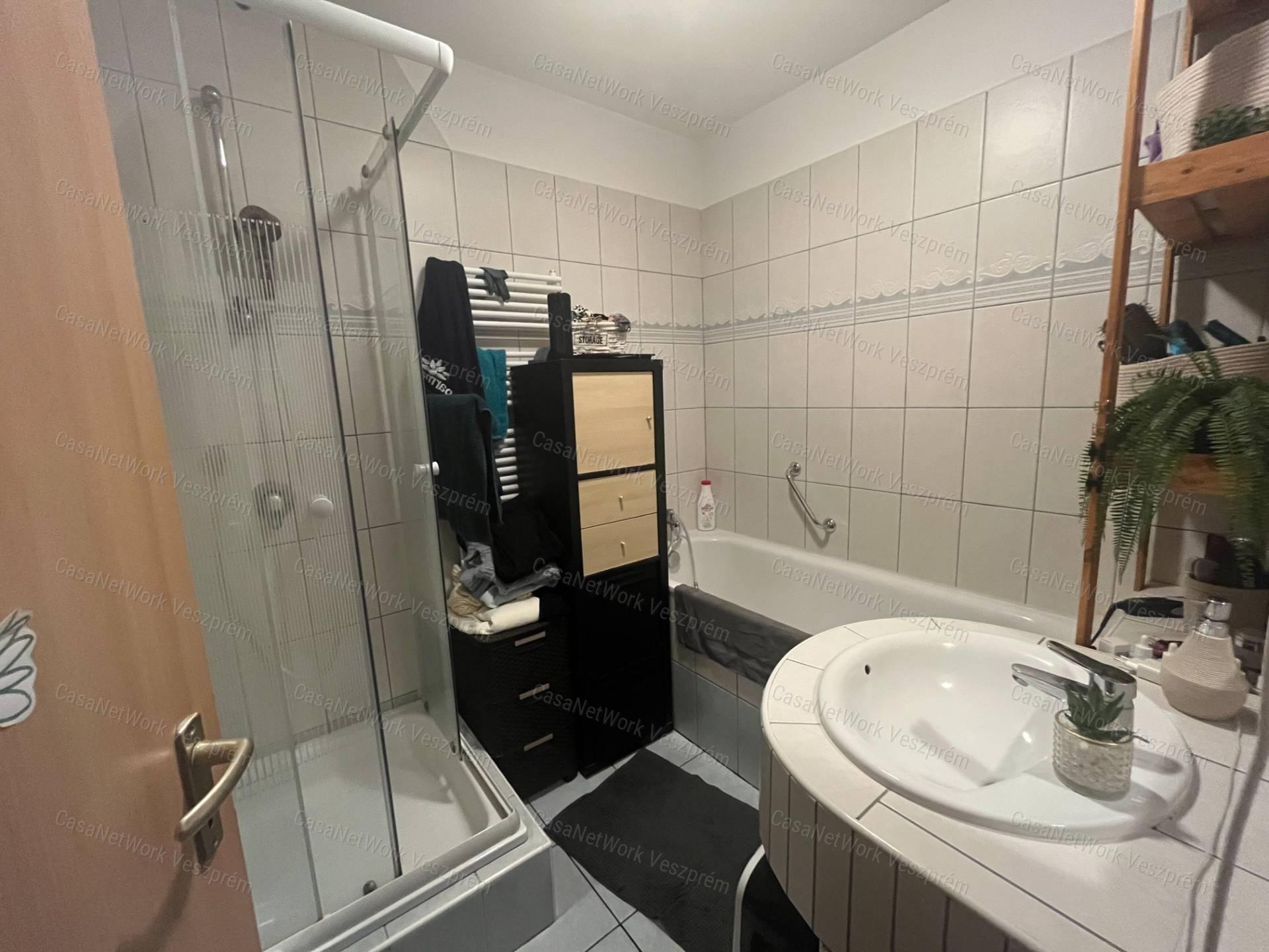 Eladó 64 m²-es földszinti lakás Veszprém, Cholnokyvárosban!