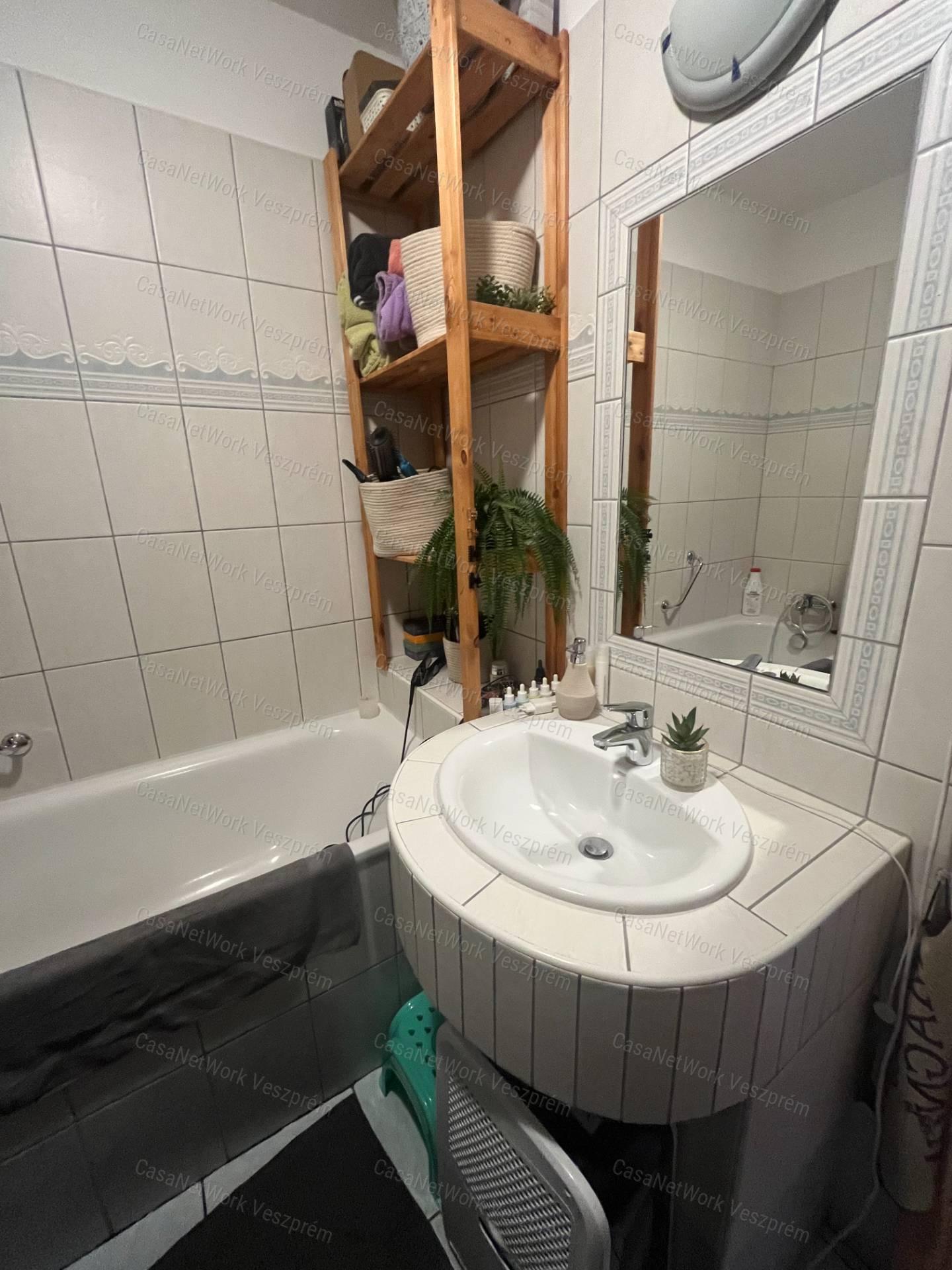 Eladó 64 m²-es földszinti lakás Veszprém, Cholnokyvárosban!