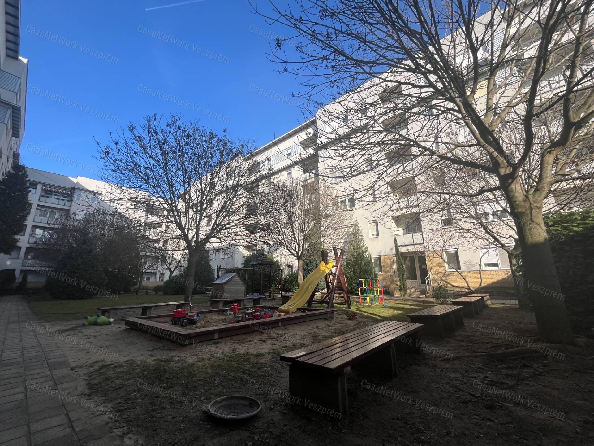 Eladó 64 m²-es földszinti lakás Veszprém, Cholnokyvárosban!