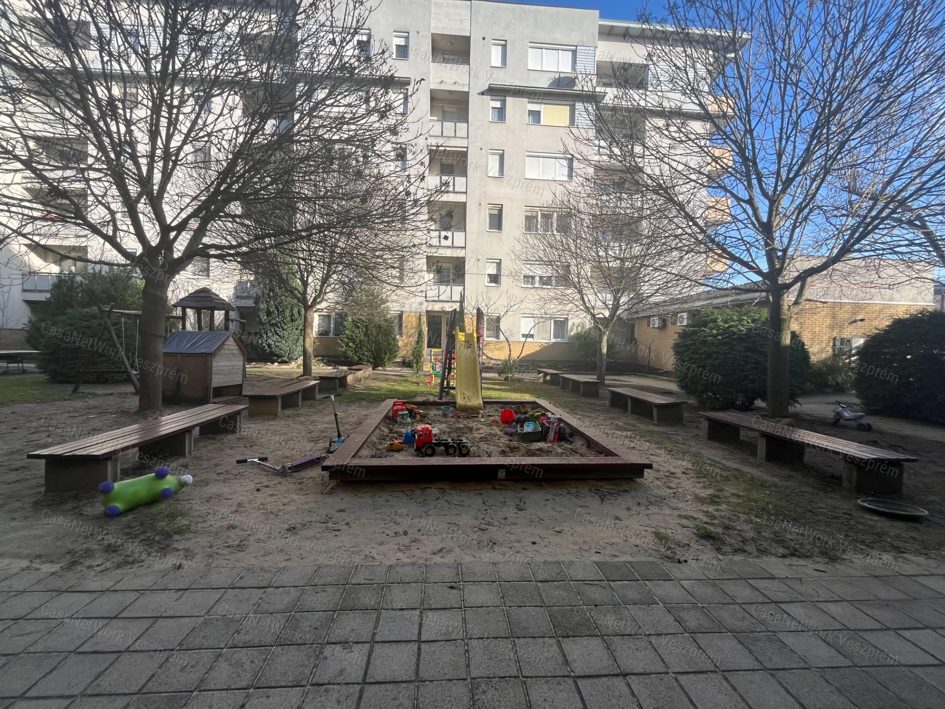 Eladó 64 m²-es földszinti lakás Veszprém, Cholnokyvárosban!