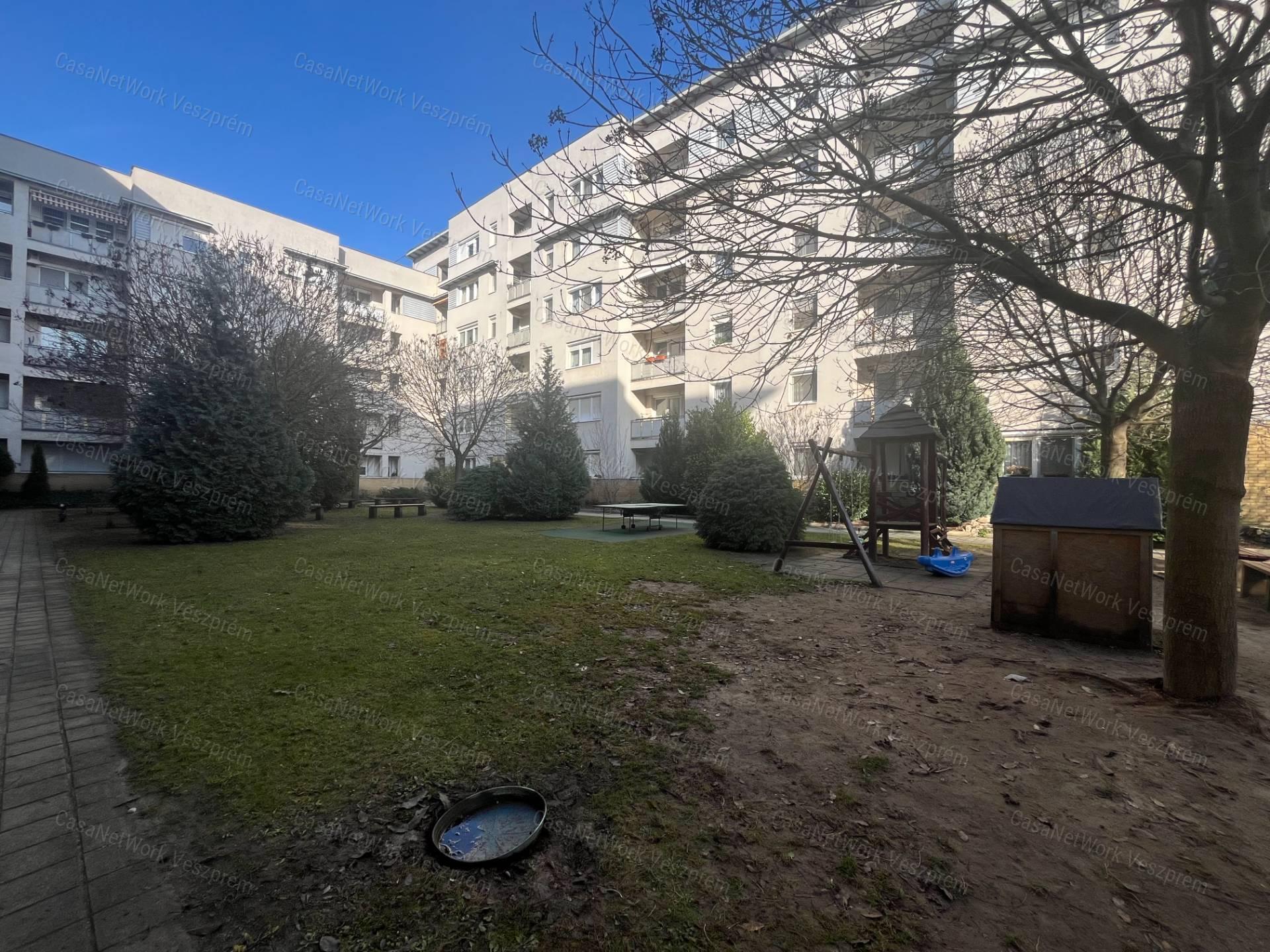 Eladó 64 m²-es földszinti lakás Veszprém, Cholnokyvárosban!