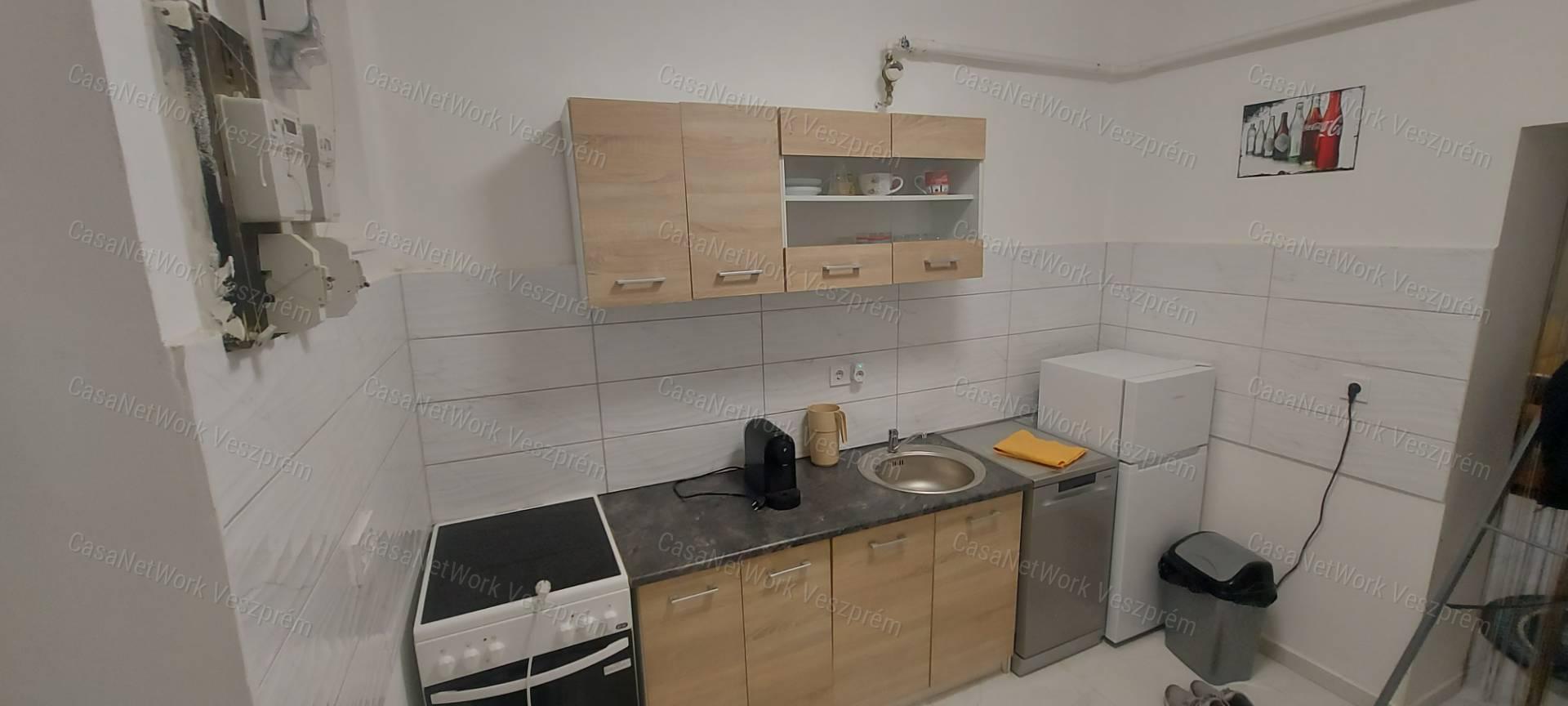 Eladó felújított, bútorozott garzonlakás Herend nyugodt részén