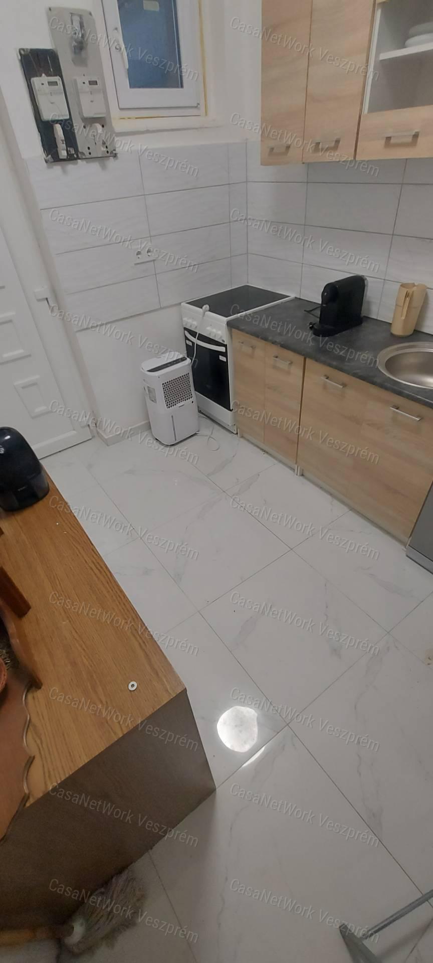 Eladó felújított, bútorozott garzonlakás Herend nyugodt részén