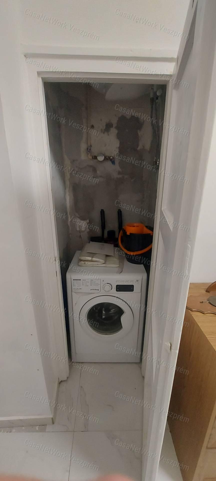 Eladó felújított, bútorozott garzonlakás Herend nyugodt részén